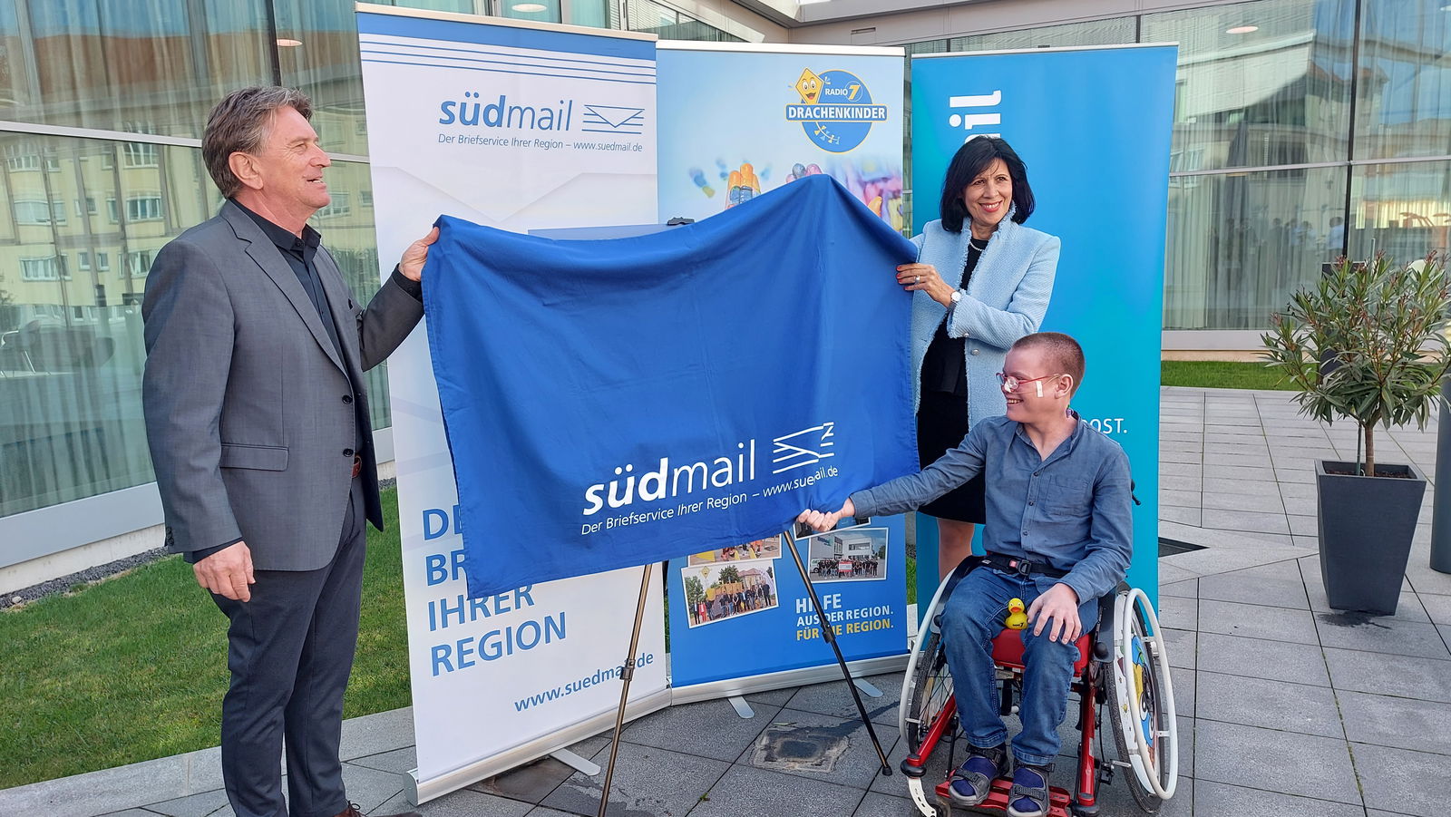 Drachenkinder-Briefmarke mit Minister Manne Lucha | RADIO 7