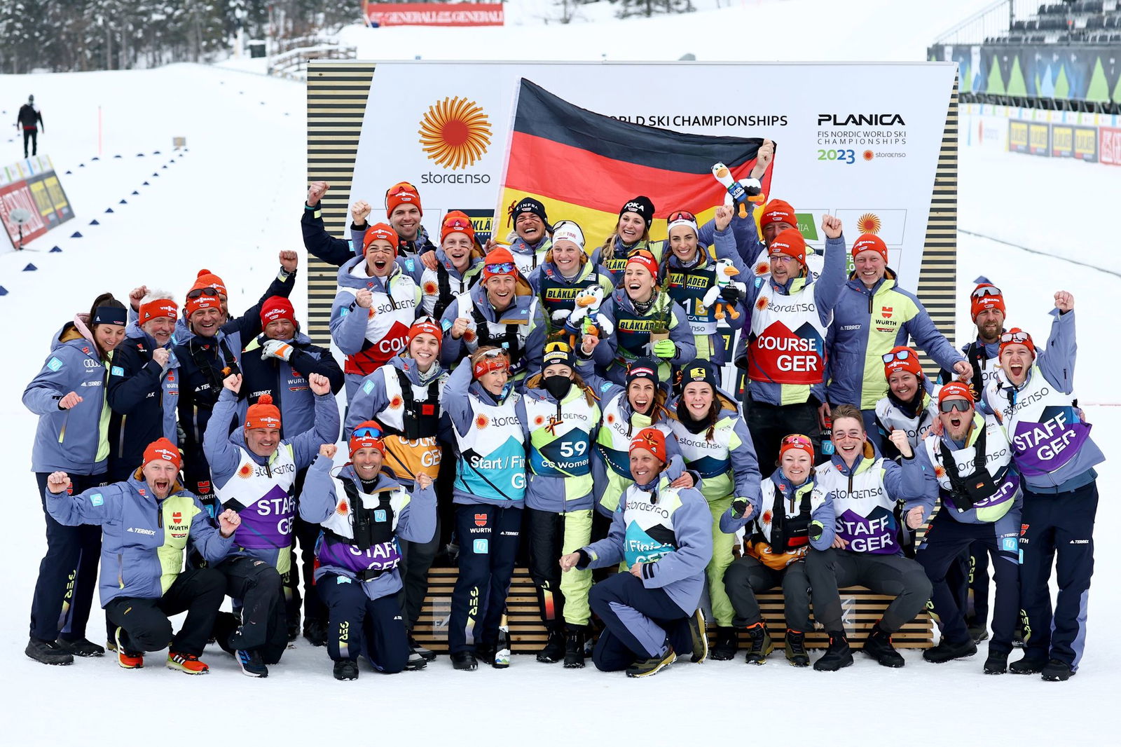 Das deutsche Langlauf-Team feiert die WM-Silbermedaille der Frauen-Staffel.