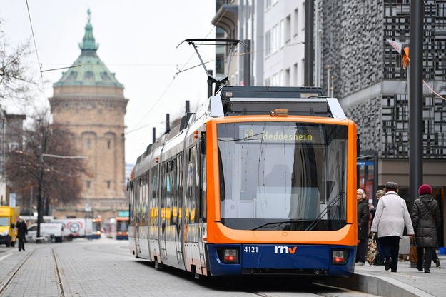 Straßenbahn muss notbremsen: Fahrgast schwer verletzt | RADIO 7
