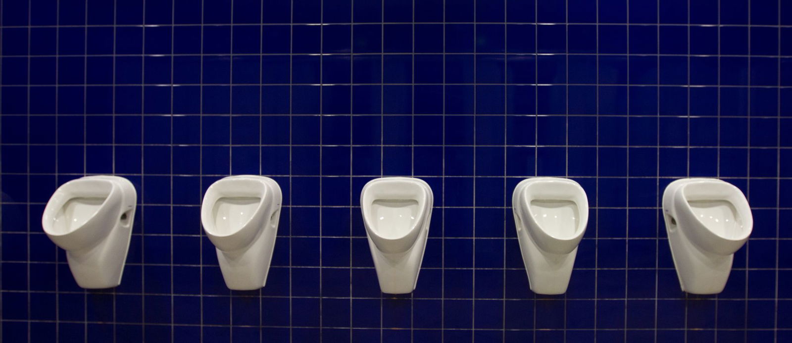 Der 66-Jährige saß laut Polizei stundenlang in der Toilette fest. (Symbolbild)