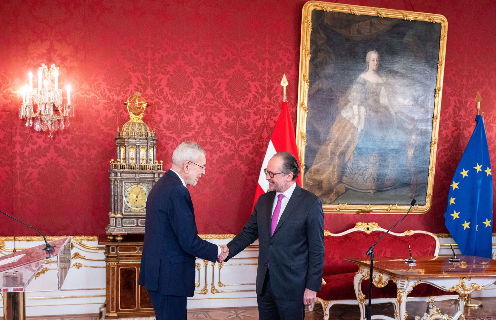 Österreich hat mit Außenminister Alexander Schallenberg (r.) bis zur Vereidigung eines neuen Kabinetts einen geschäftsführenden Kanzler.