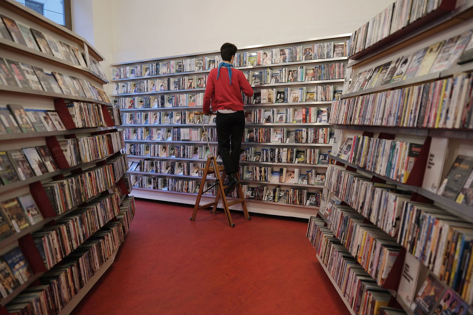 Blick in die Räume der Videothek des Filmkunstvereins Format in Halle.