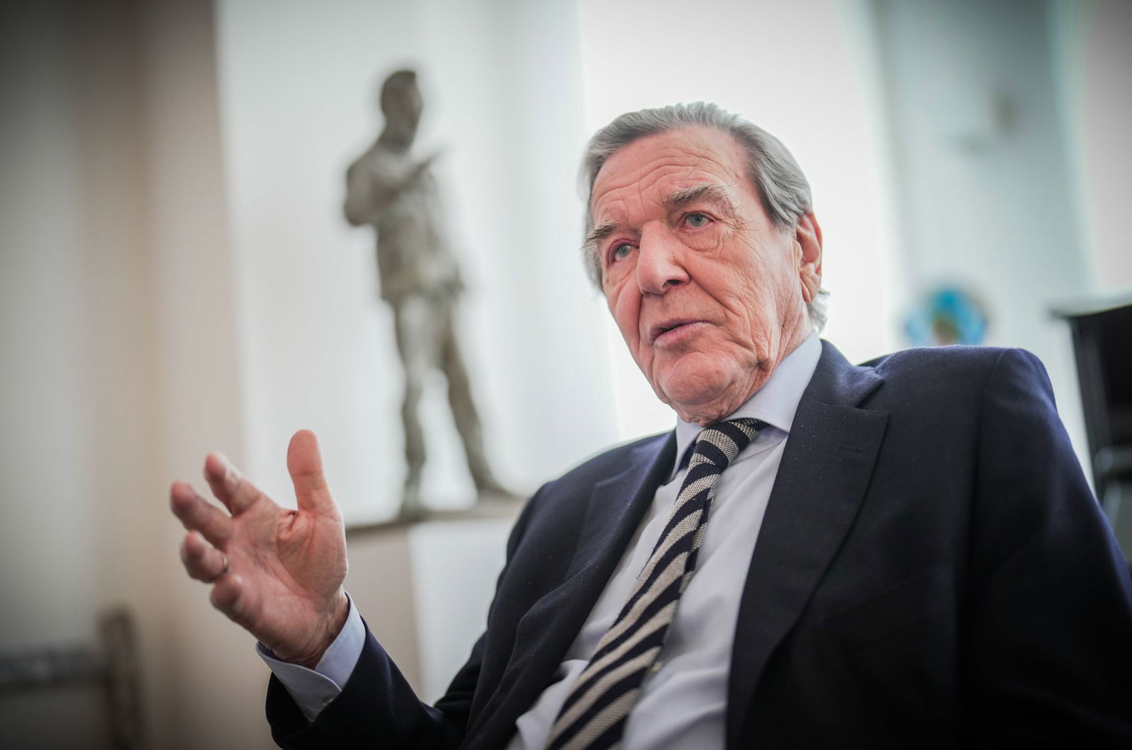 Ex-Kanzler Gerhard Schröder (SPD) hat sich wegen einer Burnout-Diagnose in klinische Behandlung begeben.