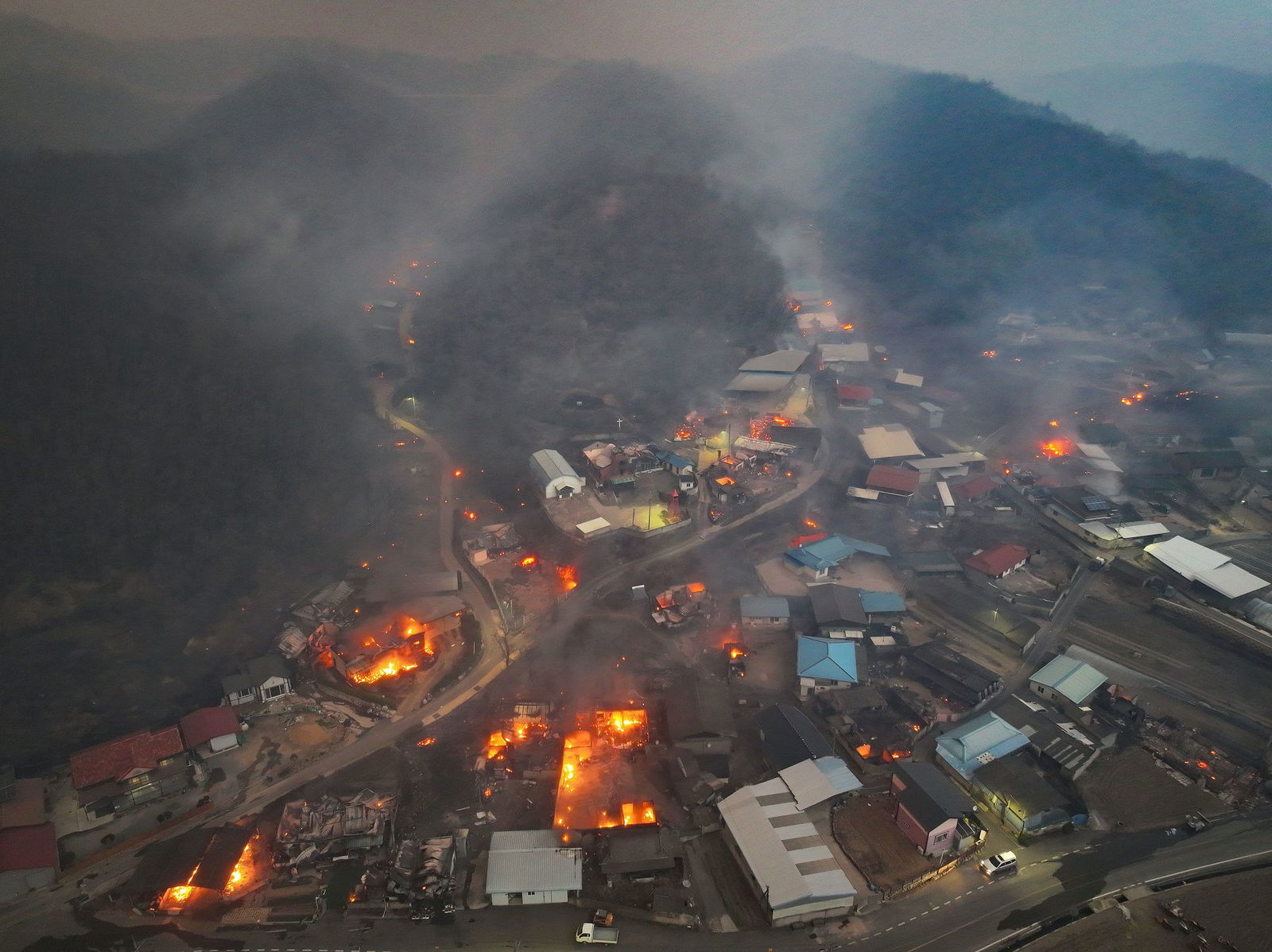 Bei den Waldbränden in Südkorea sind seit dem Wochenende mehr als 20 Menschen ums Leben gekommen.