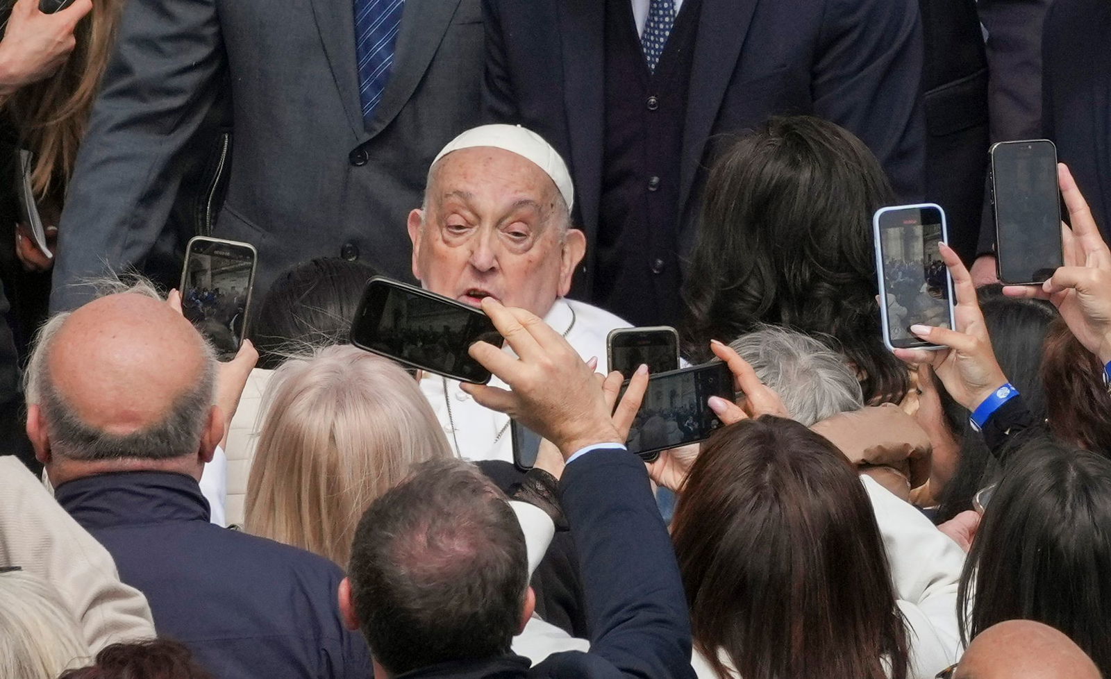 Papst Franziskus geht nach seiner Entlassung aus dem Krankenhaus immer wieder überraschend an die Öffentlichkeit. (Foto: Archiv)