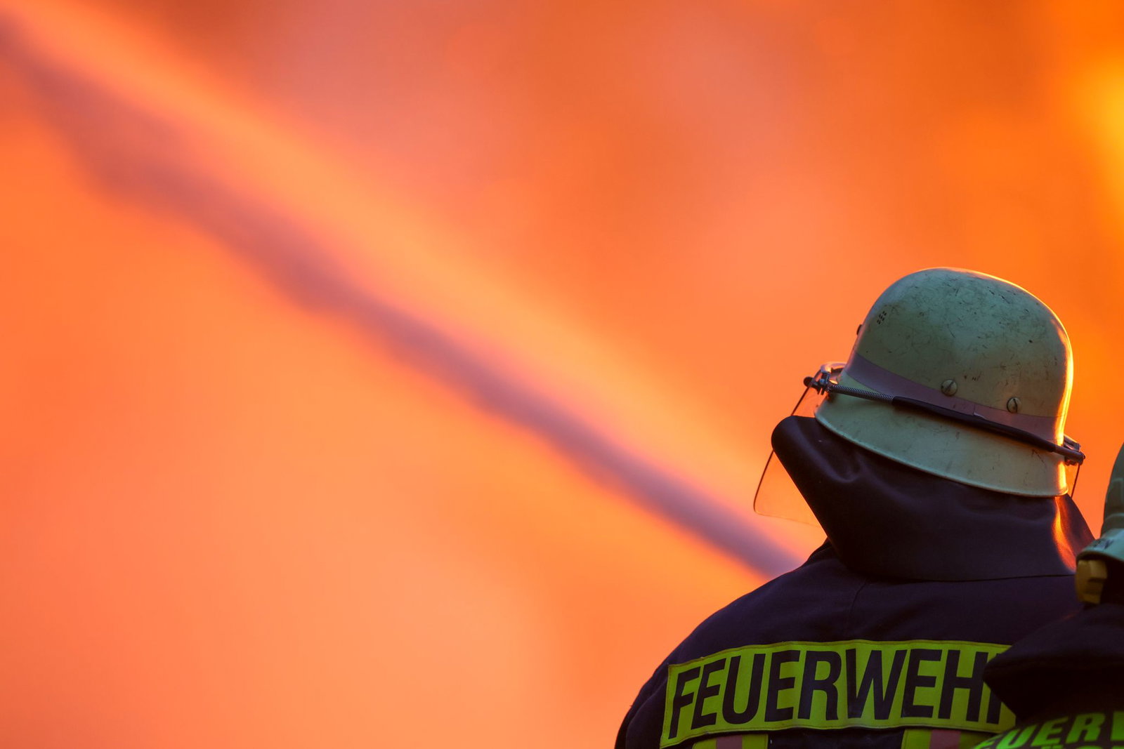 Zahlreiche Einsatzkräfte der Feuerwehr waren vor Ort und löschten das Feuer. (Symbolbild)