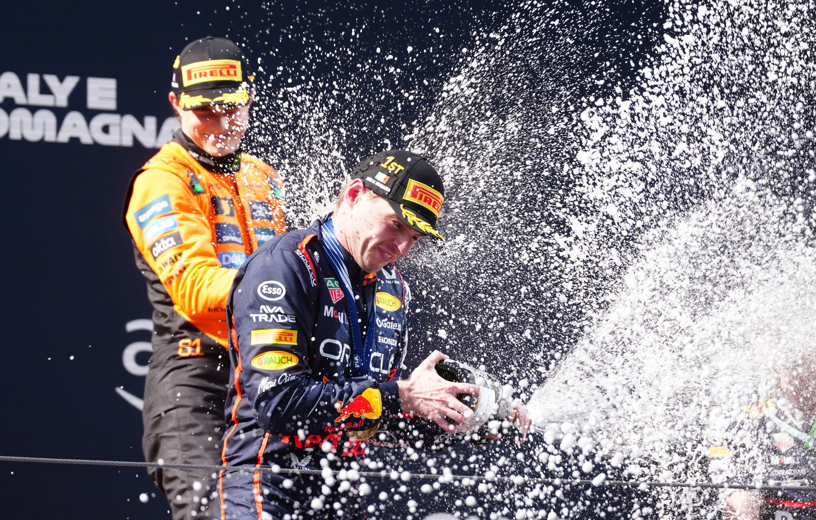 Max Verstappen (vorn) lieferte in Imola eine Lehrstunde für Oscar Piastri.