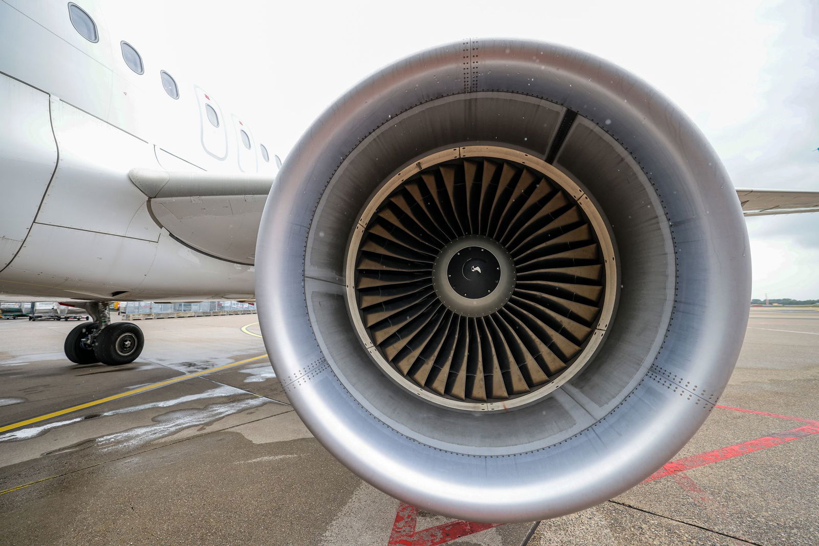 Am Flughafen der griechischen Insel wurde eine Frau aus Deutschland von den Turbinengasen erfasst und leicht verletzt. 