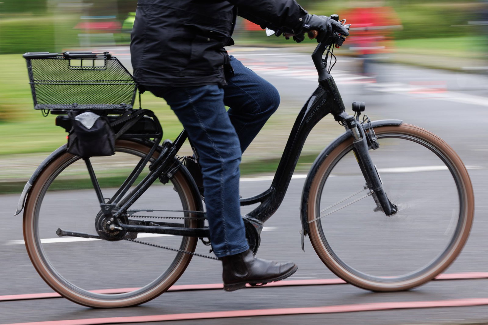 Ein Pedelecfahrer ist nach dem Zusammenstoß mit einem anderen gestorben. (Symbolbild)