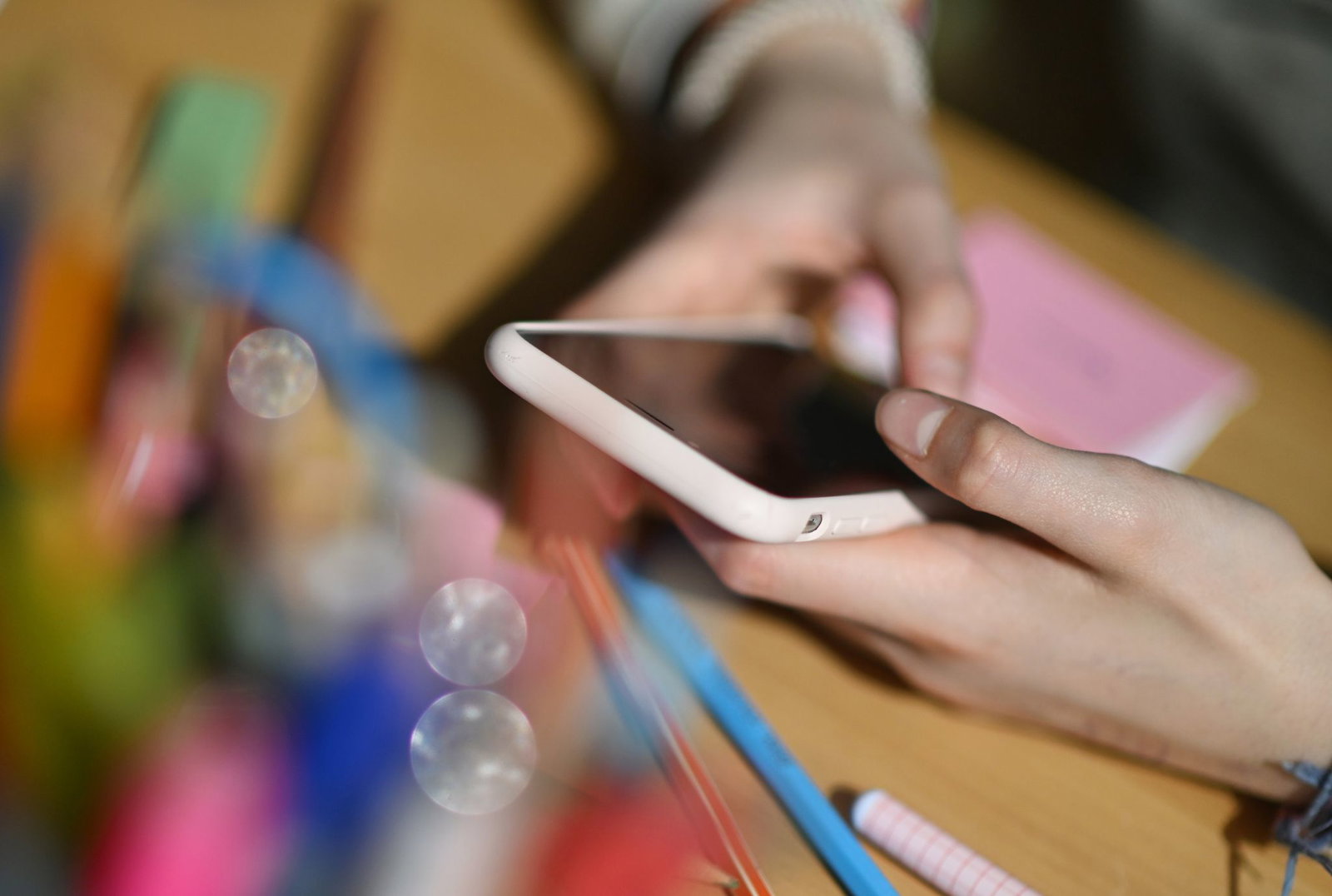 Jugendliche verbringen oft täglich mehrere Stunden mit dem Smartphone in der Hand. (Symbolbid)