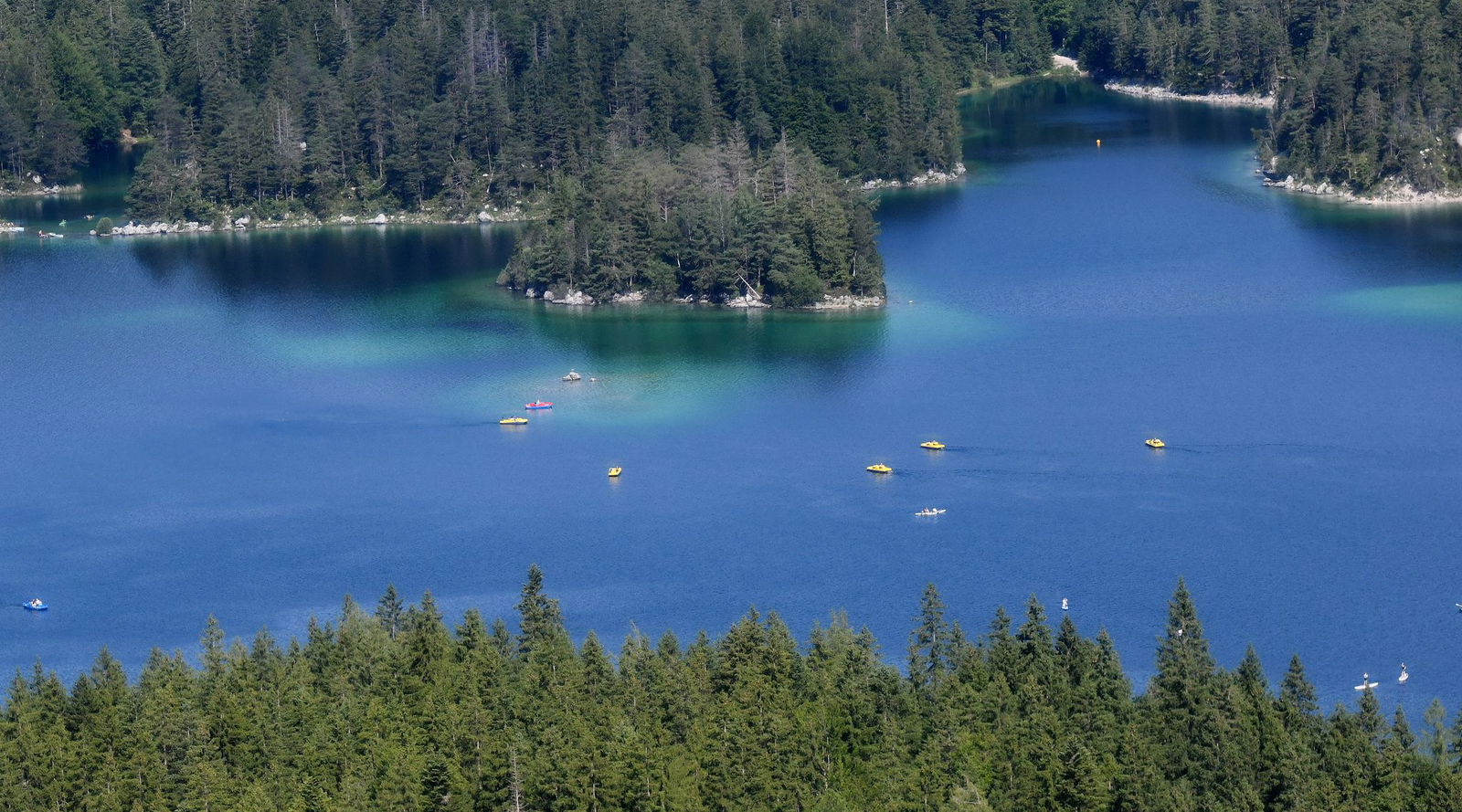 Im Eibsee sind ein Mann und sein Sohn untergegangen. (Symboldbild)