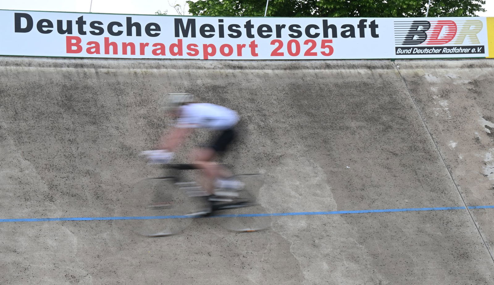 Beim Keirin hat sich ein schwerer Unfall ereignet, die Meisterschaften wurden abgebrochen.