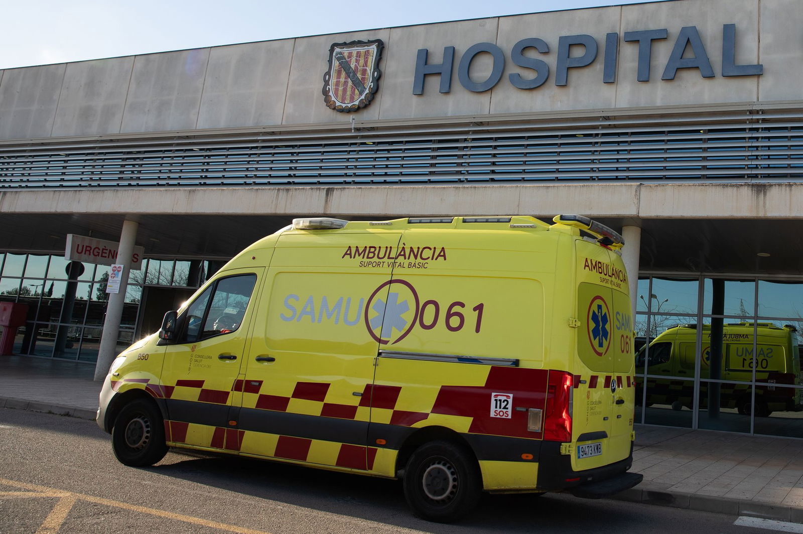 Ein junger Deutscher wurde nach einem Sturz vom Balkon im dritten Stock in kritischem Zustand in ein Krankenhaus auf Mallorca gebracht.