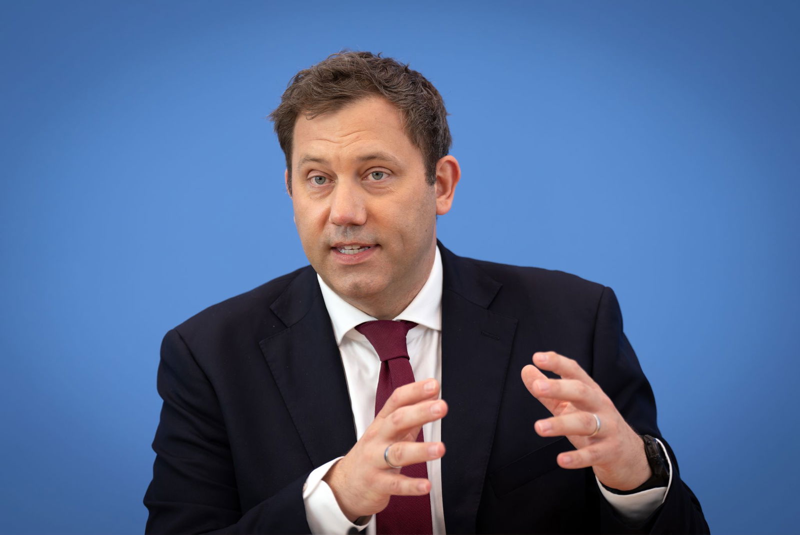 Der Finanzminister will Investitionen hochfahren - und kündigt schon neue Sparzwänge an. 