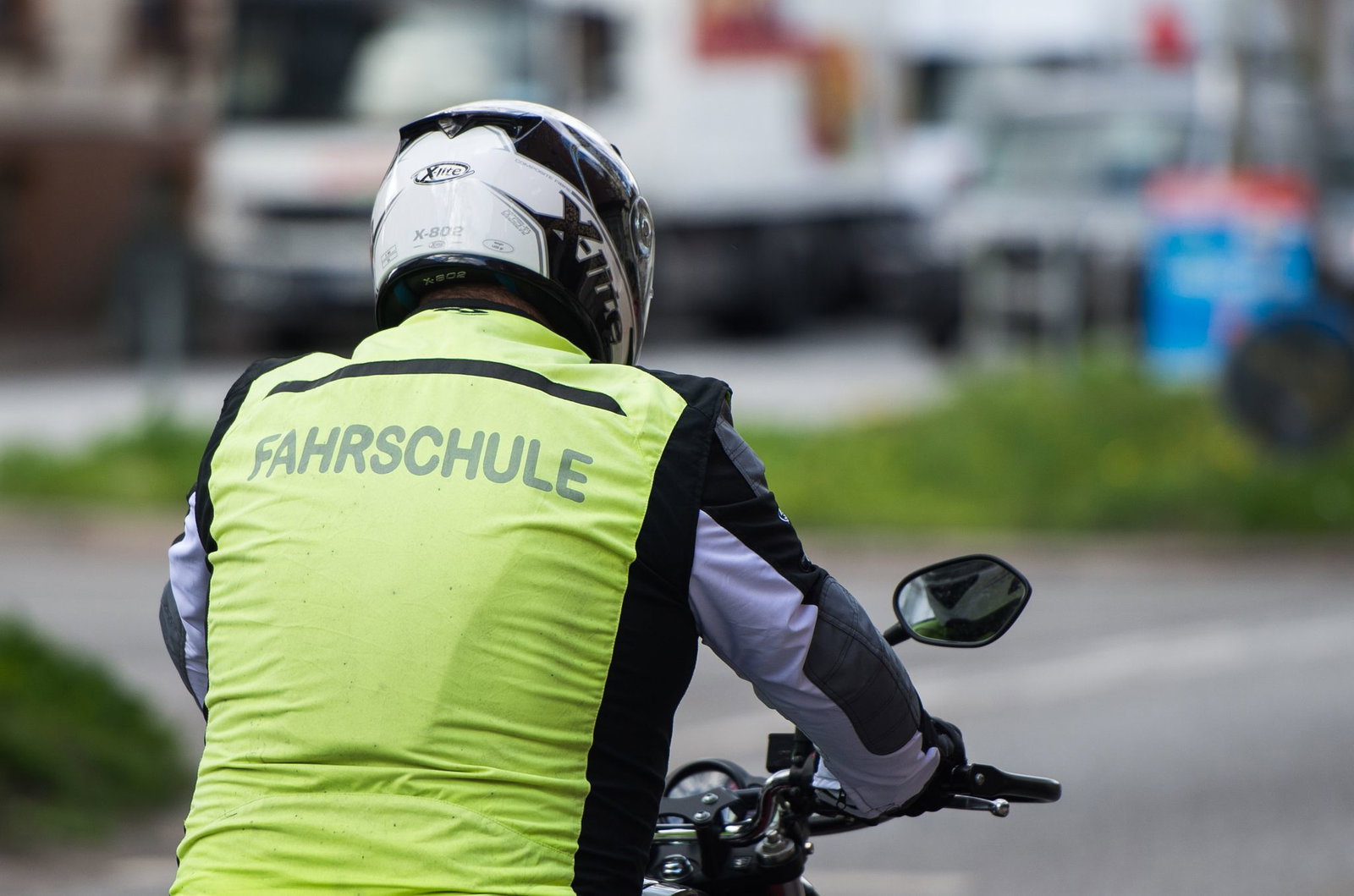 Eine Fahrschülerin ist bei einem Unfall auf einer Landstraße gestorben (Symbolbild)