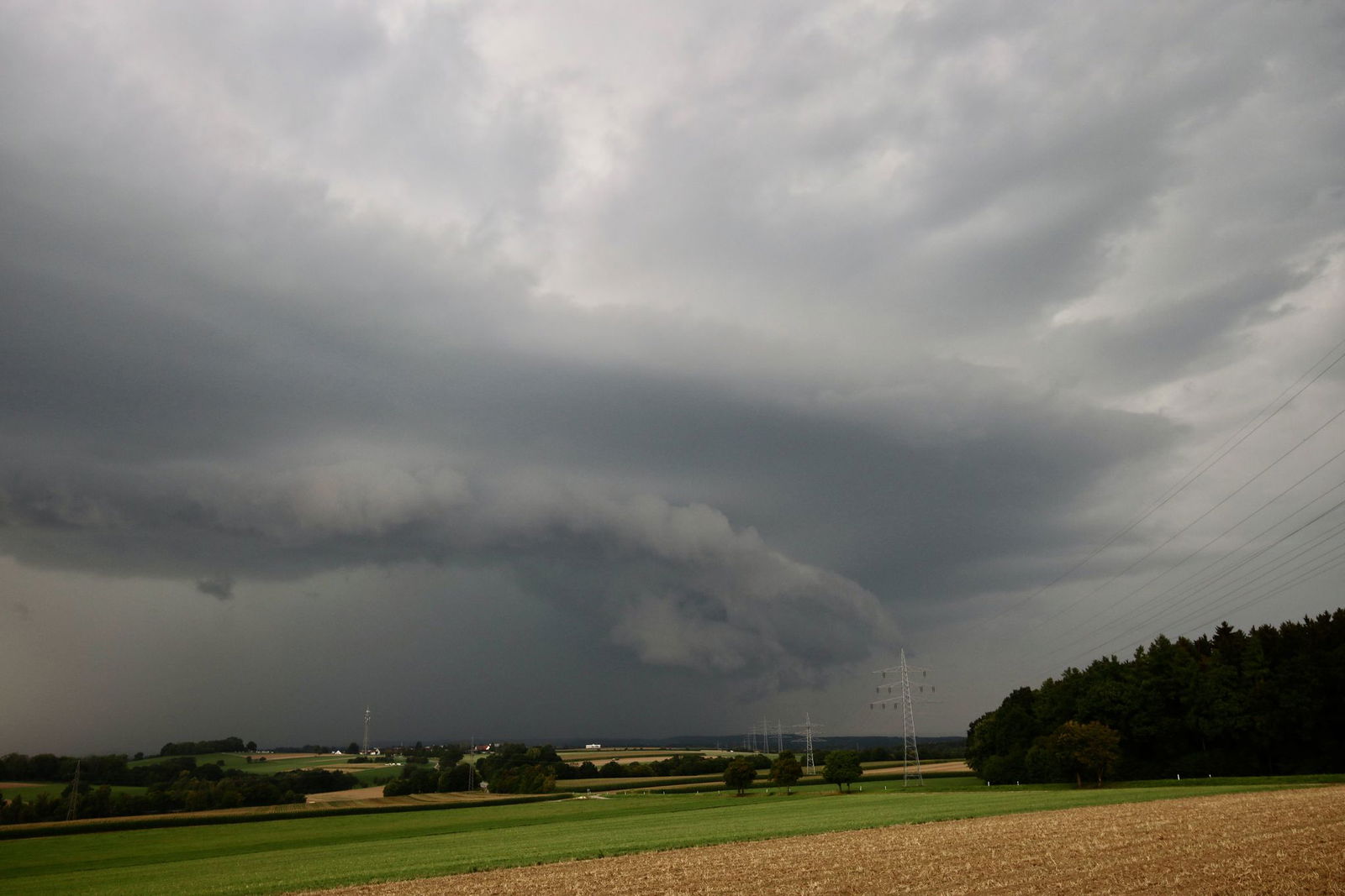 Wetterexperten erwarten Gewitter und unwetterartiger Starkregen - vor allem im Osten Baden-Württembergs. (Symbolbild)