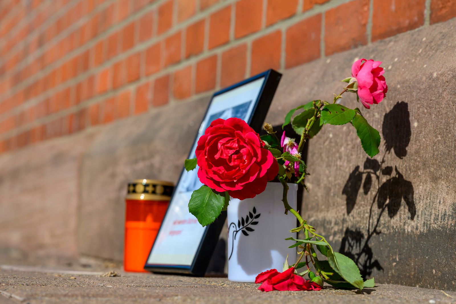 Nach dem Tod einer 16-Jährigen am Bahnhof Friedland steht ein Iraker unter dringenden Verdacht. Bundesinnenminister Drobrindt (CSU) sieht Versäumnisse der Behörden. (Archivbild) 