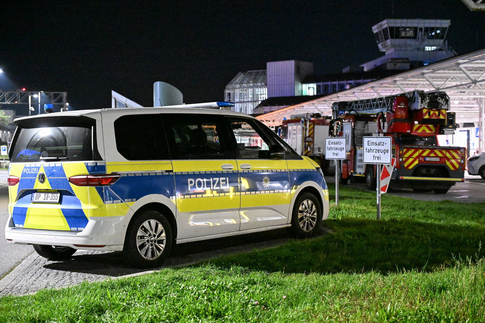 Polizei und Feuerwehr sind nach Drohnensichtungen und Flugausfällen am Flughafen München im Einsatz.