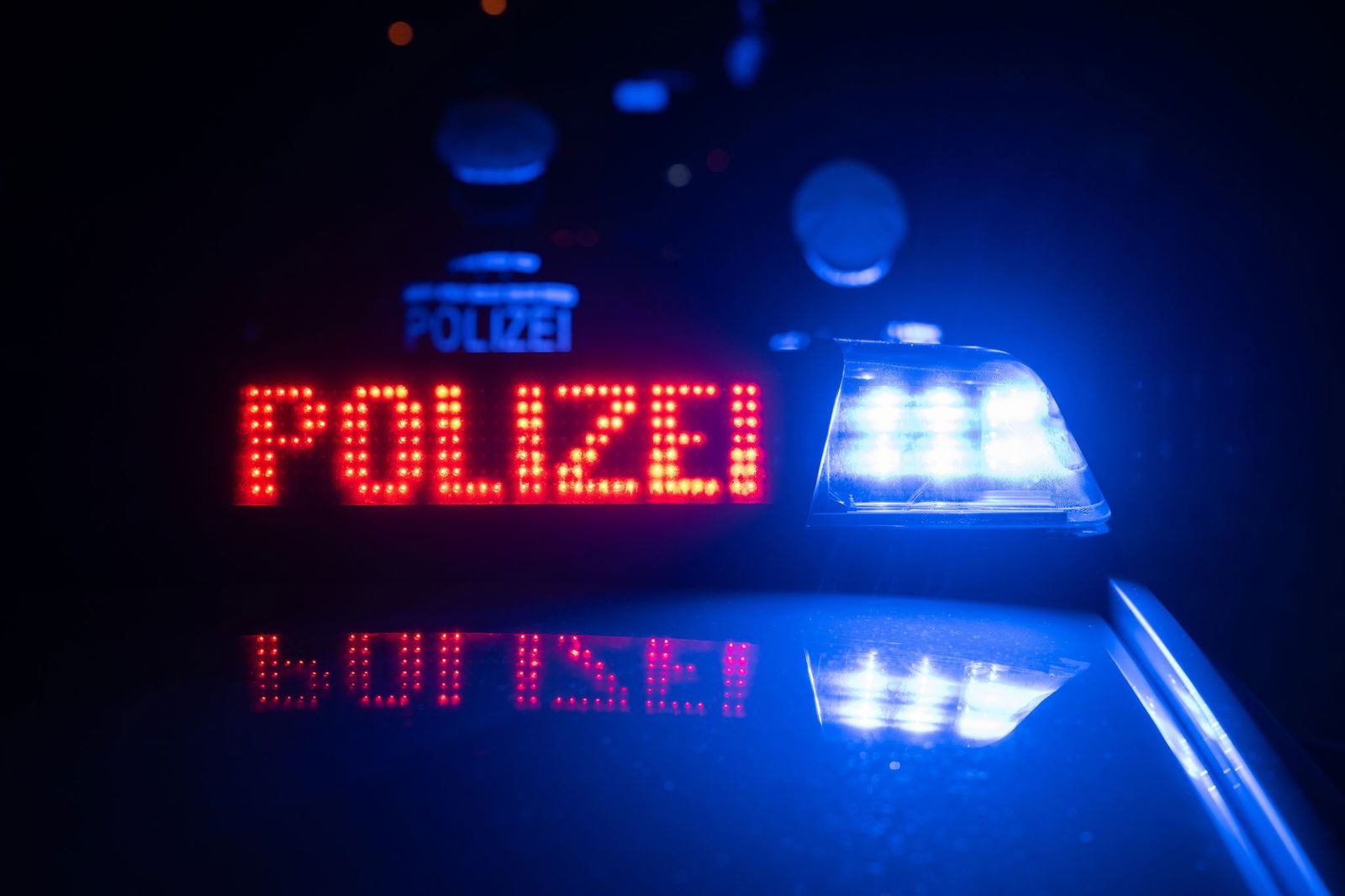 Drei Autos wurden beschädigt, die Polizei schätzte den Schaden auf etwa 27.000 Euro. (Symbolbild)