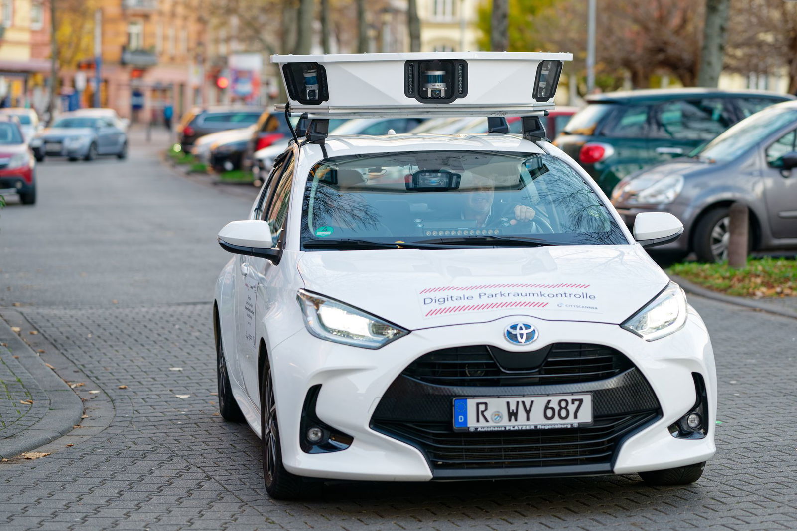 Auf dem Dach des Autos sind Kameras montiert. 