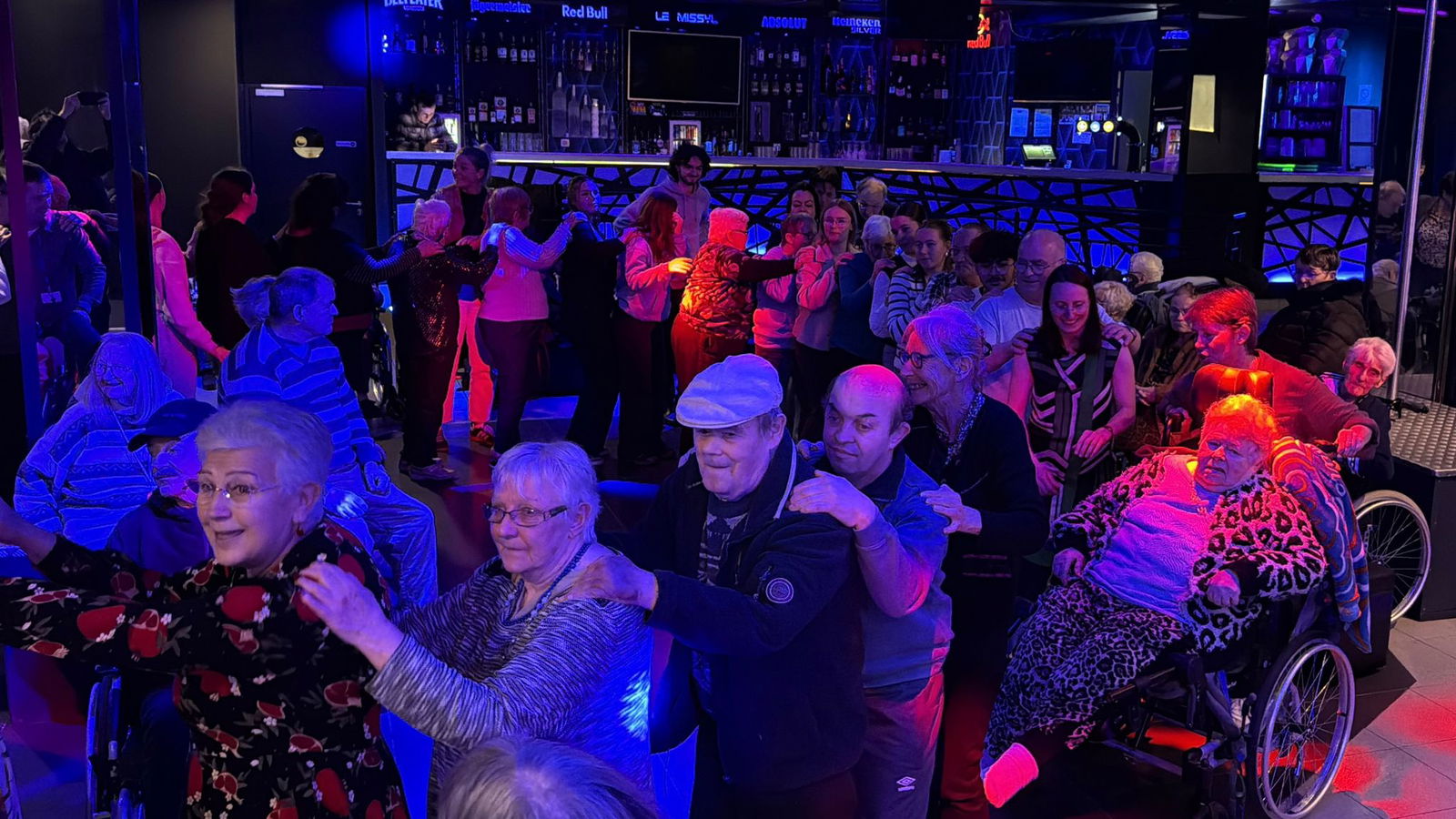 Mit viel Vorfreude haben sie darauf gewartet: Nun tummeln sich die Bewohner von vier französischen Altenheimen auf der Tanzfläche eines Nachtclubs.