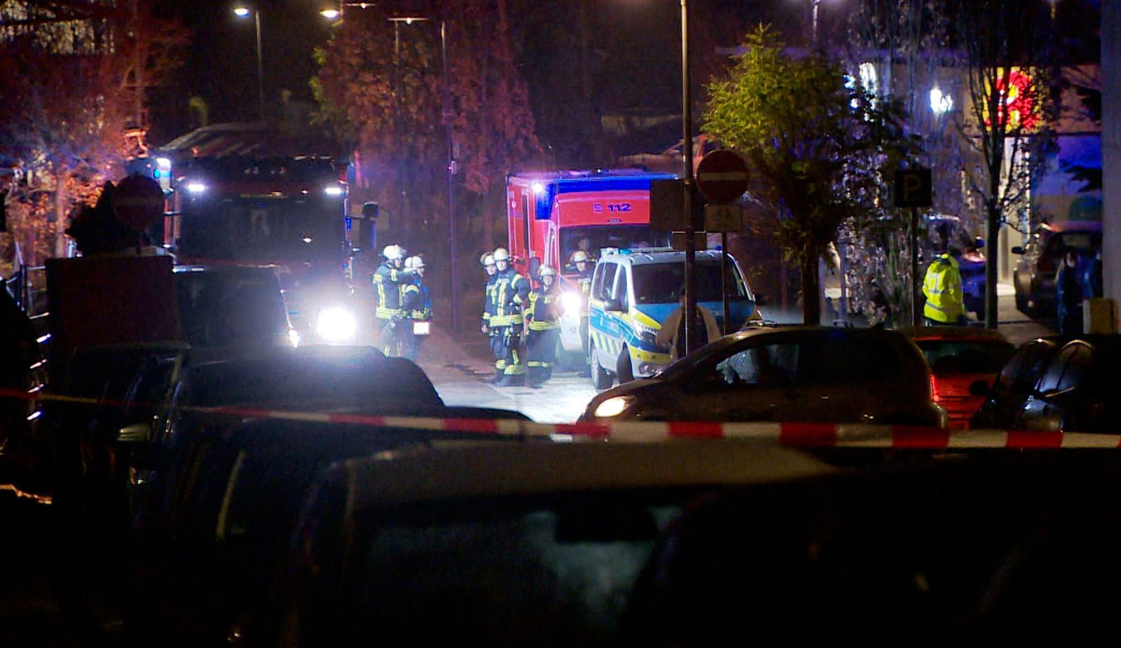  Am frühen Samstagmorgen rückten Einsatzkräfte wegen eines Messerangriffs aus - ein 20-Jähriger soll eine Mutter und vier Kinder attackiert haben. 