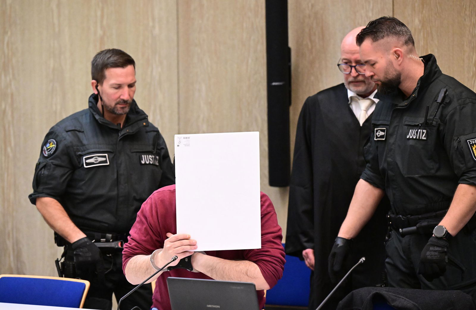 Bei der Fahrt Anfang März war der Angeklagte laut Staatsanwaltschaft gezielt auf Menschen zugefahren. Eine 83-jährige Frau und ein 54-jähriger Mann wurden getötet. (Archivbild)