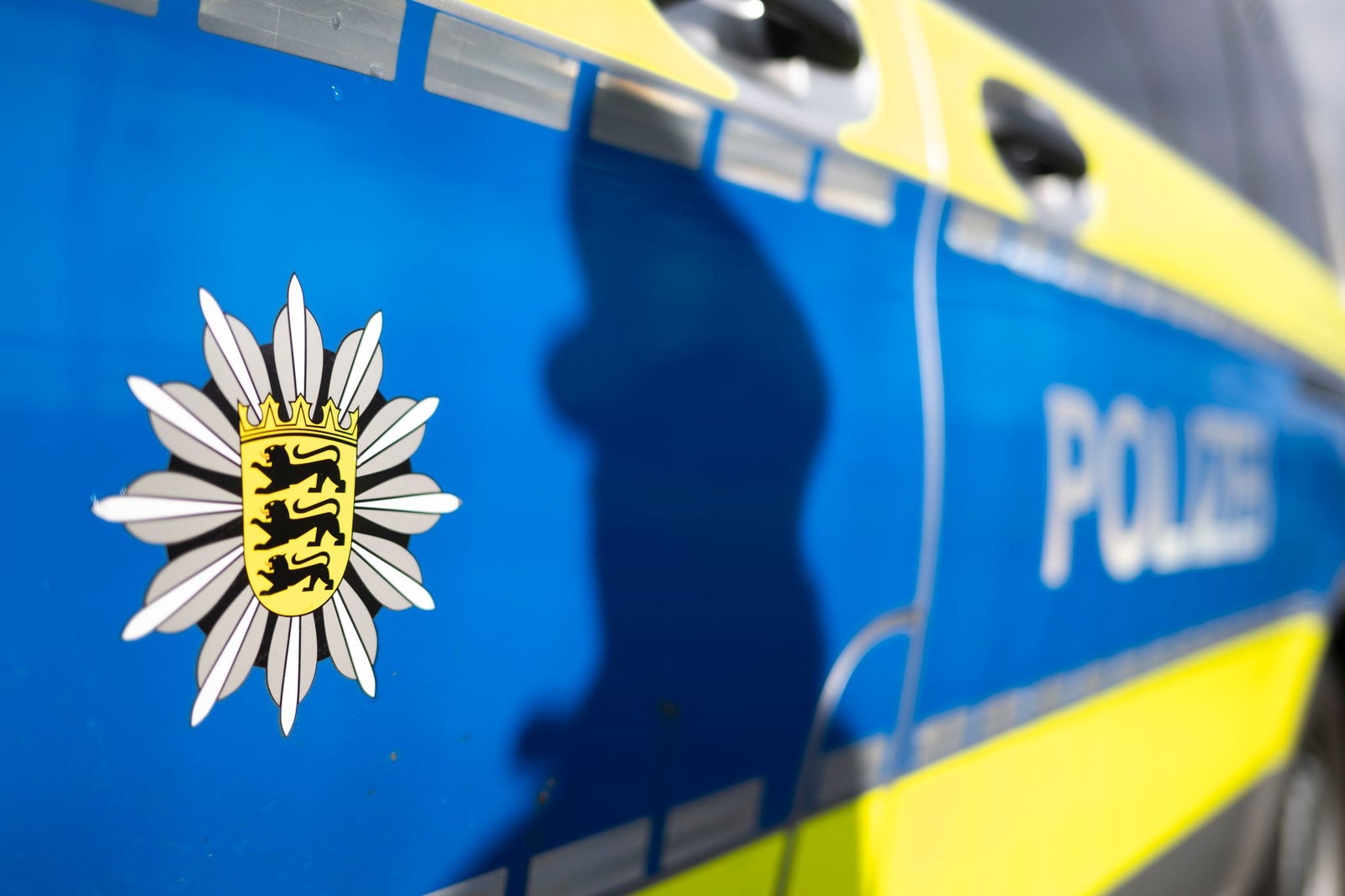 Die Polizei konnte den Mann beruhigen und dazu bewegen, die von ihm geworfenen Gegenstände zu beseitigen. (Symbolbild)