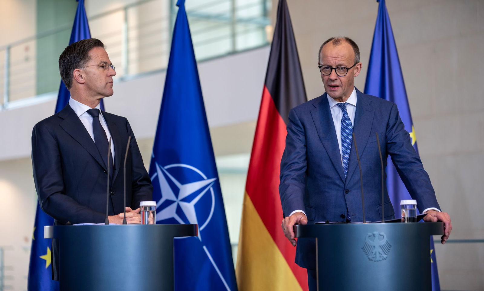 Kanzler Merz und Nato-Generalsekretär Rutte treten gemeinsam vor die Presse.