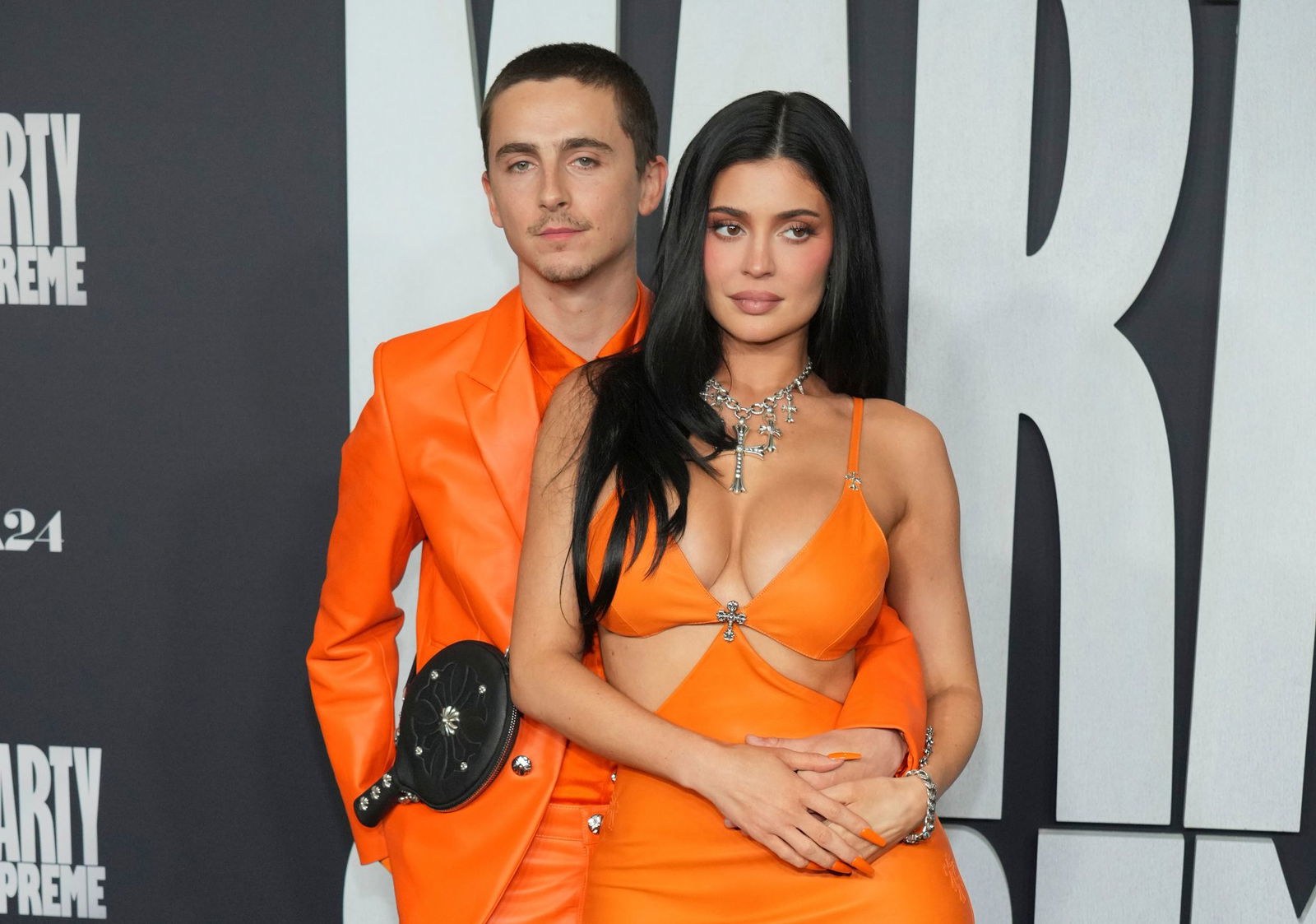 Zweimal in Orange: Timothée Chalamet (l) und seine Freundin Kylie Jenner bei der «Marty Supreme»-Premiere.