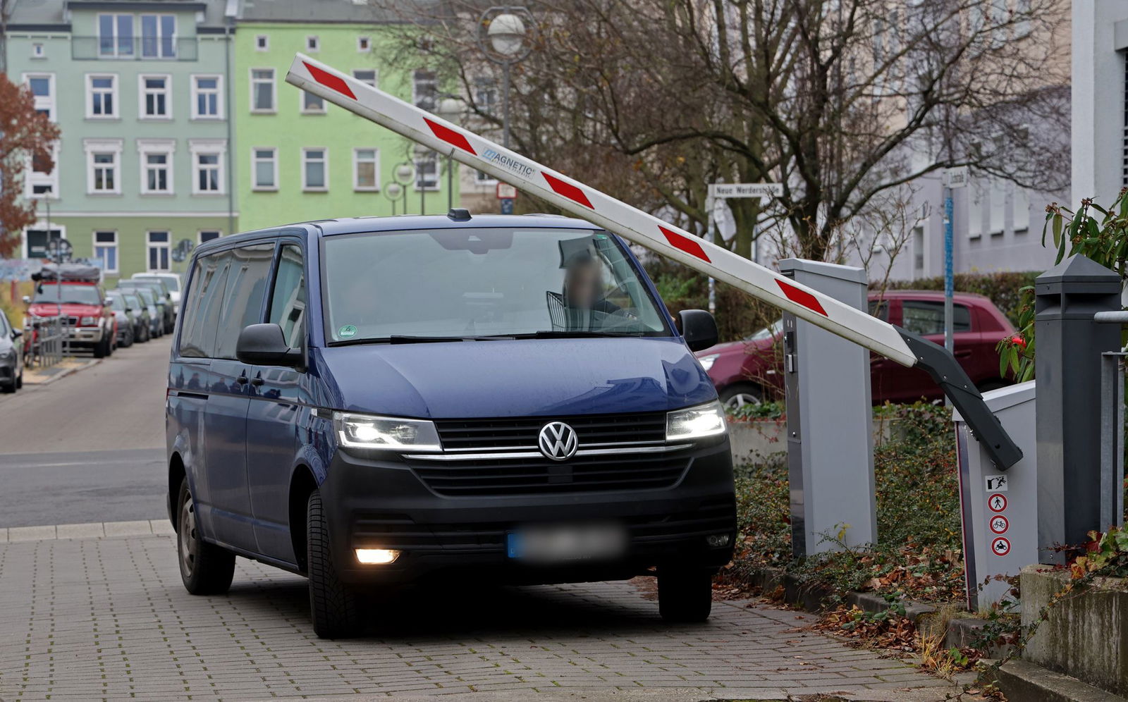 Nach einem rund einstündigen Haftprüfungstermin teilte die Staatsanwaltschaft mit, dass der Haftbefehl bestätigt wurde.