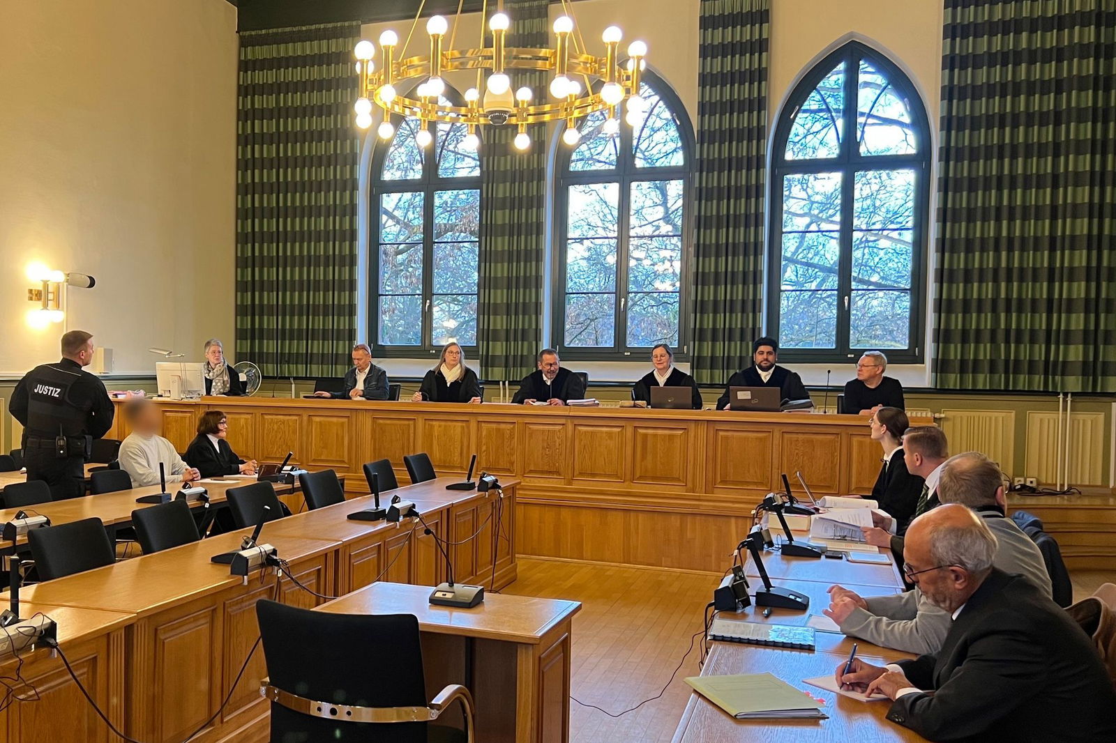 Der angeklagte Häftling ließ über seine Verteidigerin erklären, dass er sich zu einem späteren Zeitpunkt im Landgericht Stendal äußern wird. Er soll seine Ehefrau während eines Besuchs in einer sogenannten Liebeszelle in der Justizvollzugsanstalt Burg er…