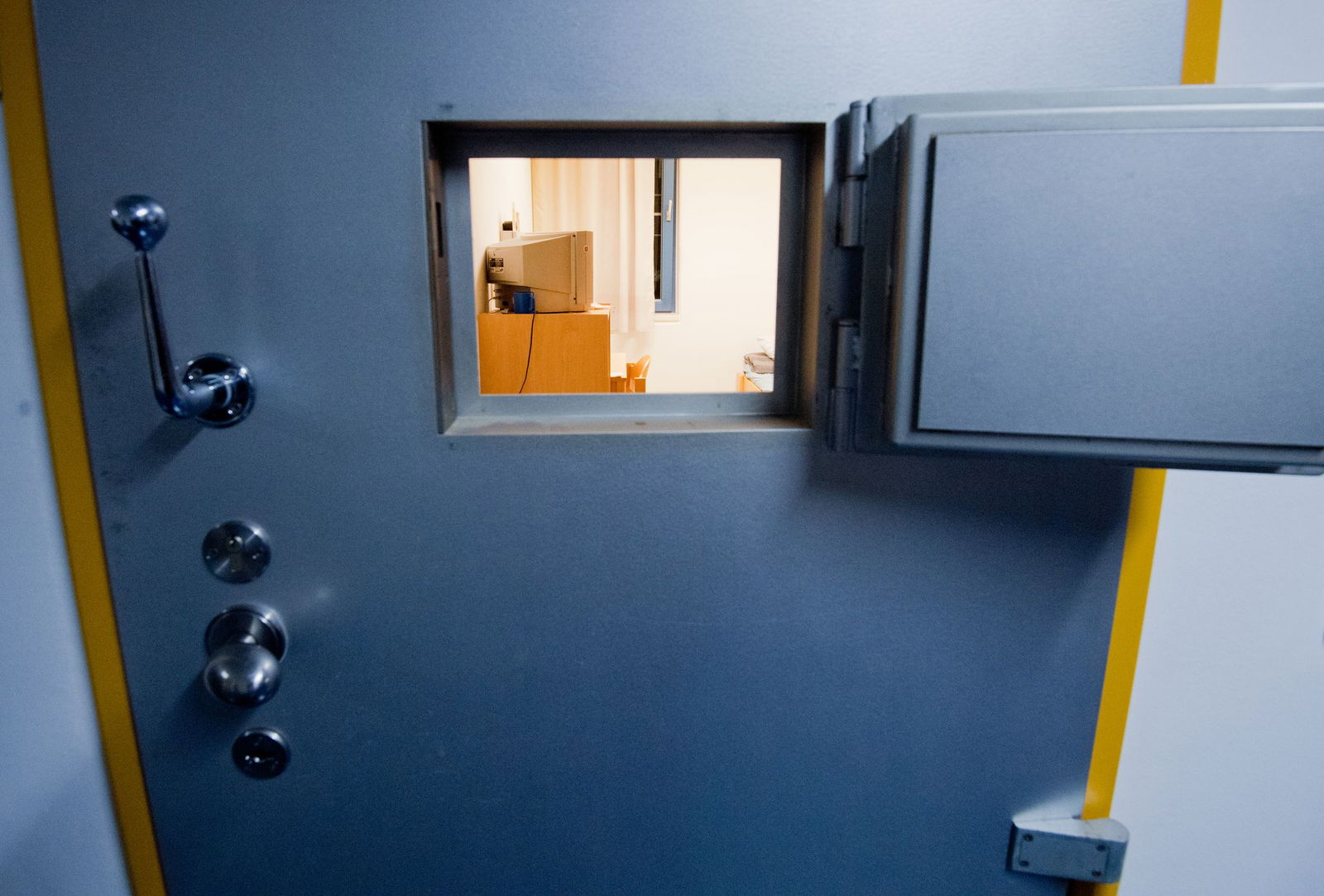 Der Mann soll ein Teppichmesser aus einem offenstehenden Schrank gegriffen haben.(Illustration)