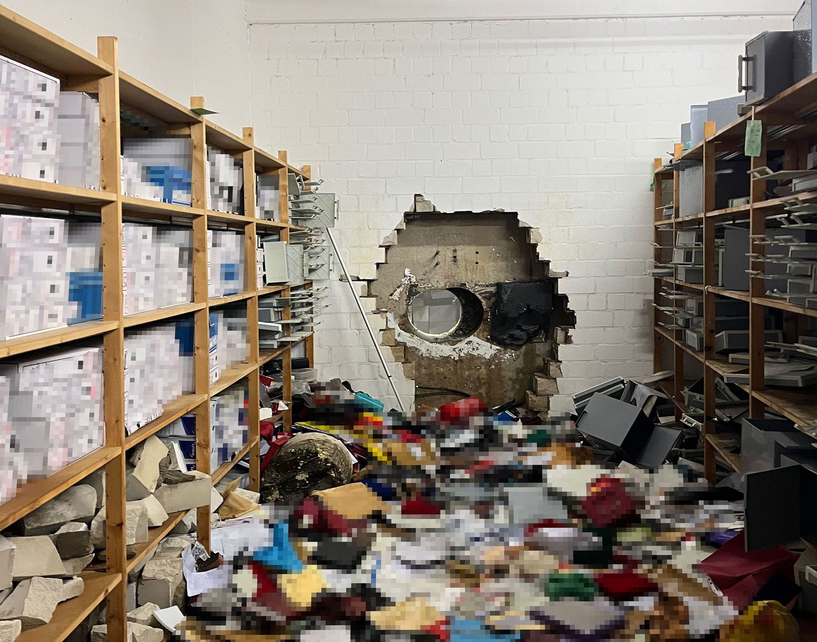 Ein großes Loch ist in der Wand zum Tresorraum der Sparkasse zu sehen. (Archivbild)