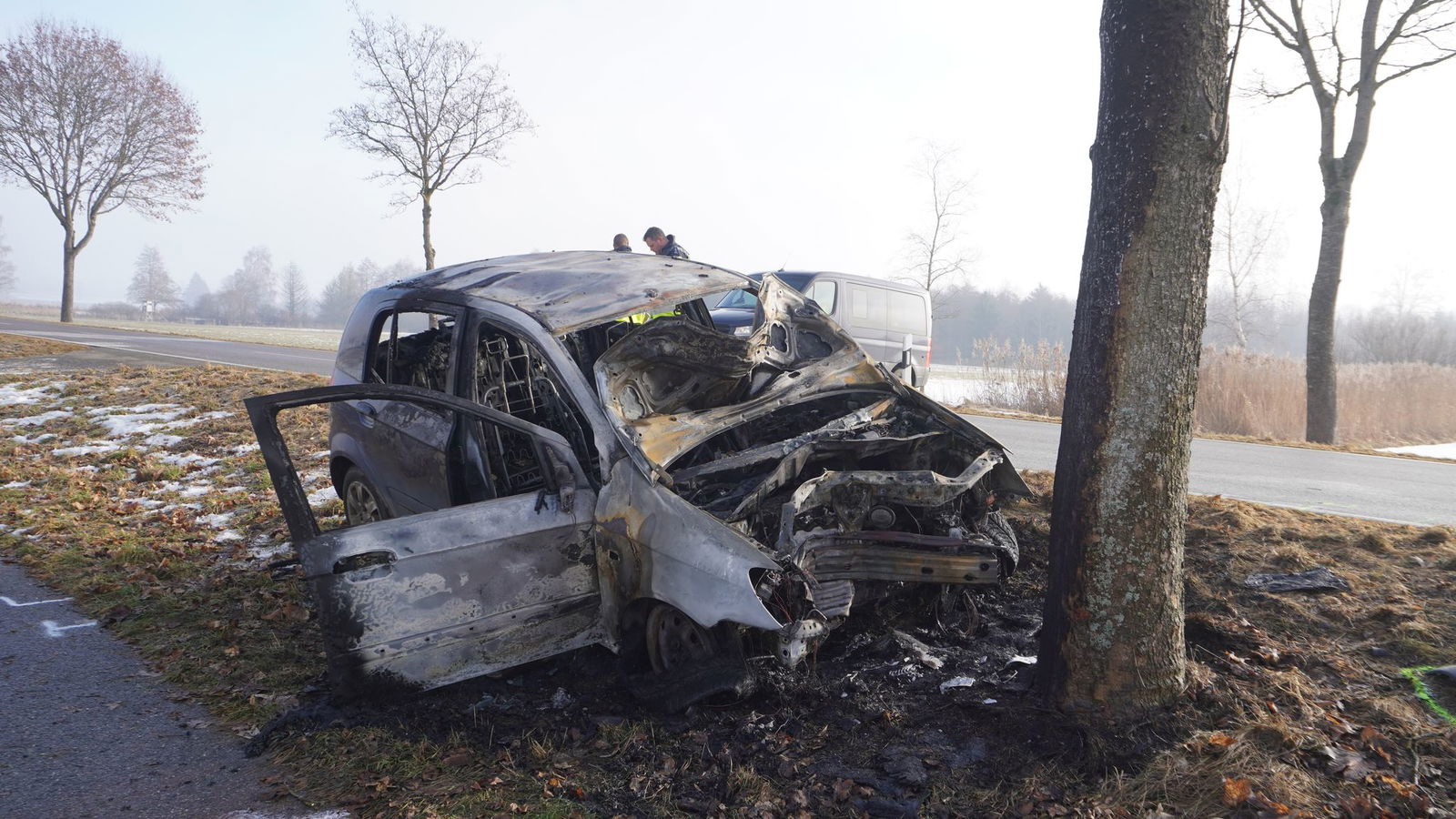 Nach dem Aufprall brannte der Wagen komplett aus. 
