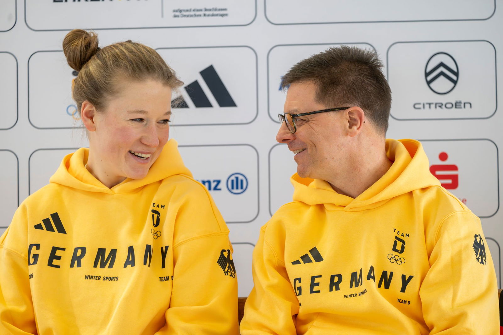 Snowboarderin Jana Fischer (l) freut sich auf ihre dritten Winterspiele.