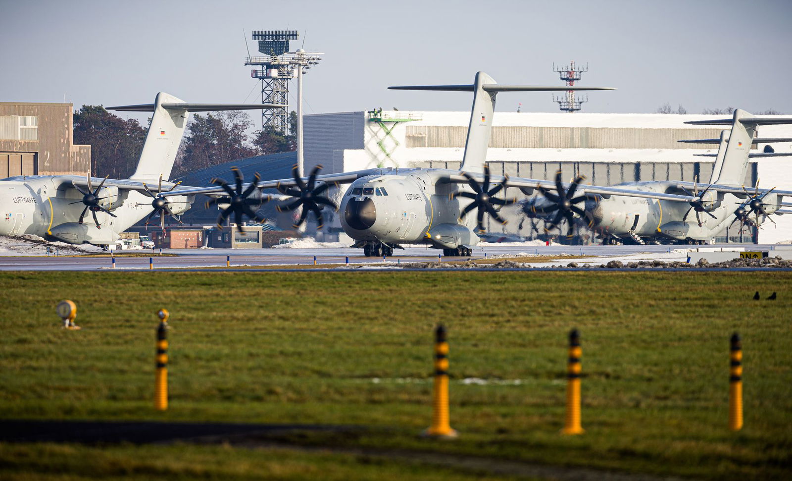 Deutsche Bundeswehr-Soldaten sind am Morgen vom Fliegerhorst Wunstorf nach Dänemark gestartet.