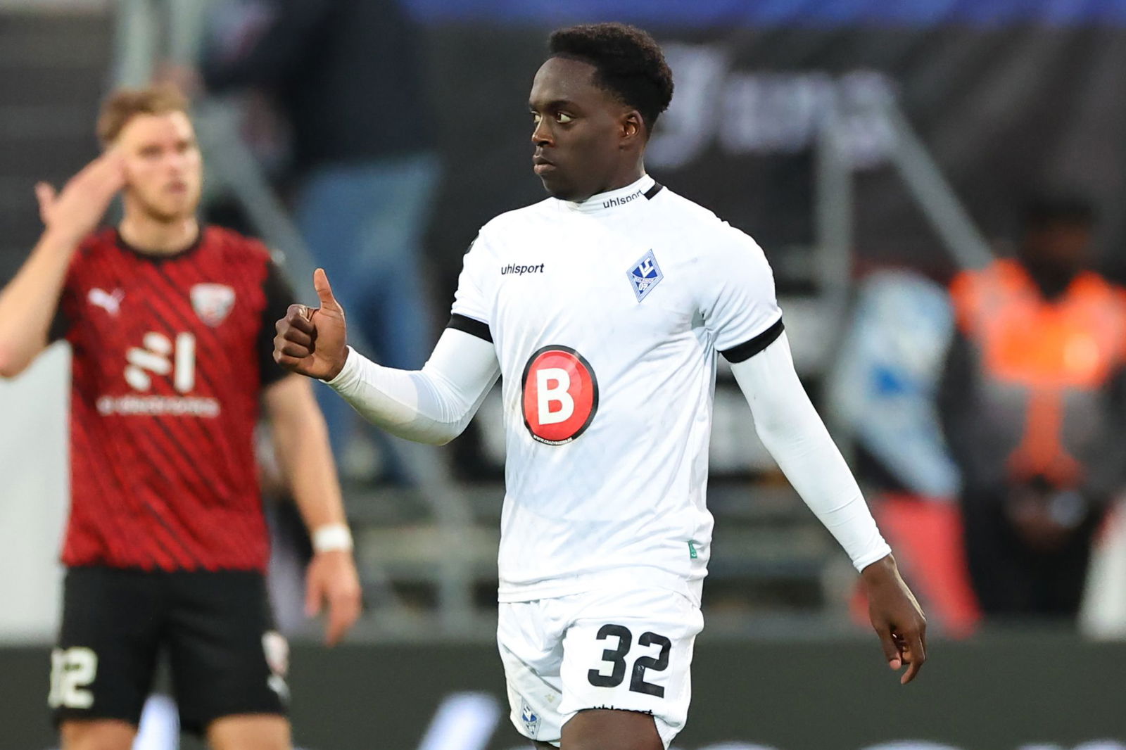 Der Transfer-Wirrwarr um Kennedy Okpala (r) ist beendet. (Archivbild) 