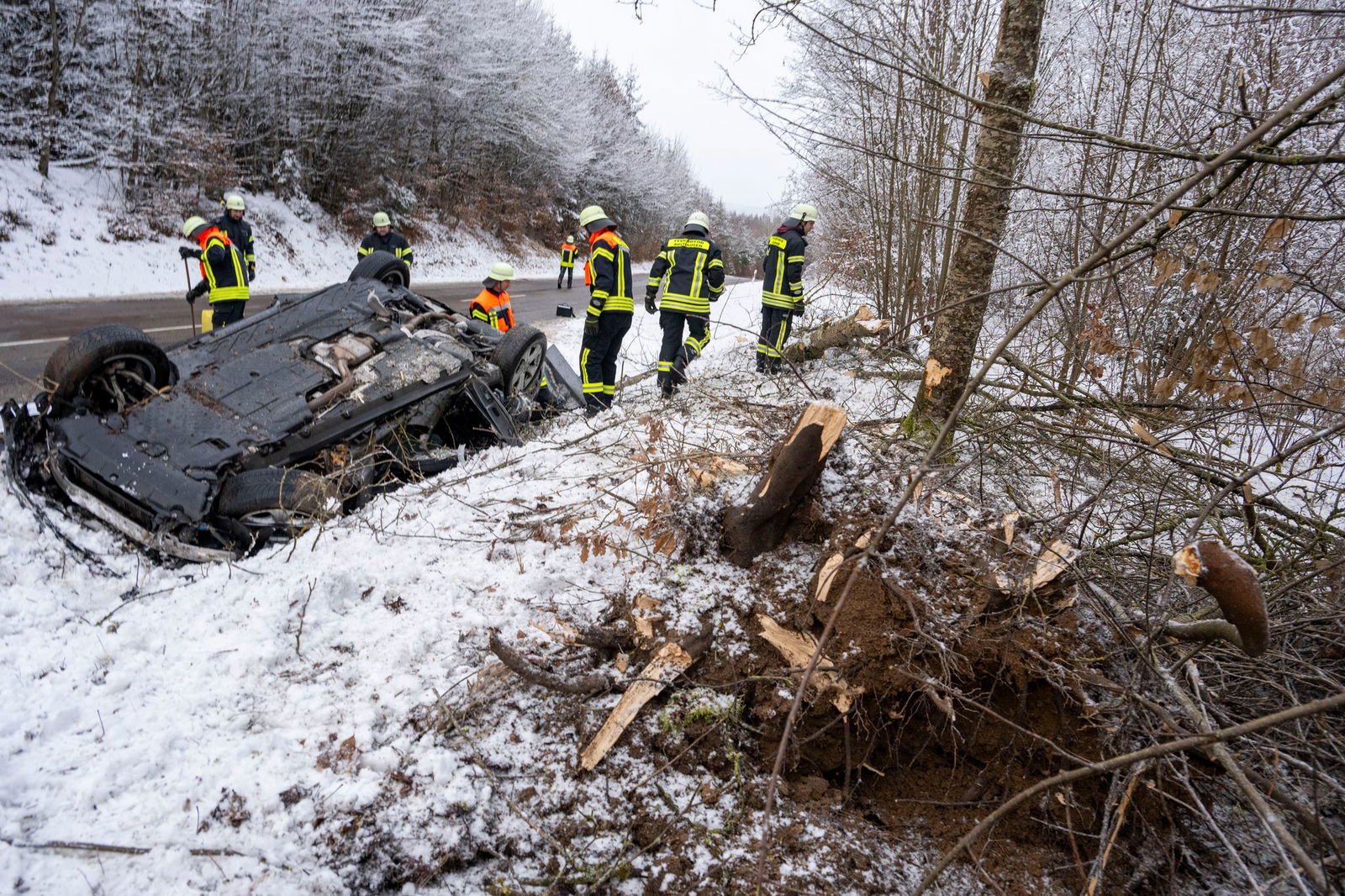 Ob möglicherweise die Straßenverhältnisse für den Unfall gesorgt haben, ist noch unklar.