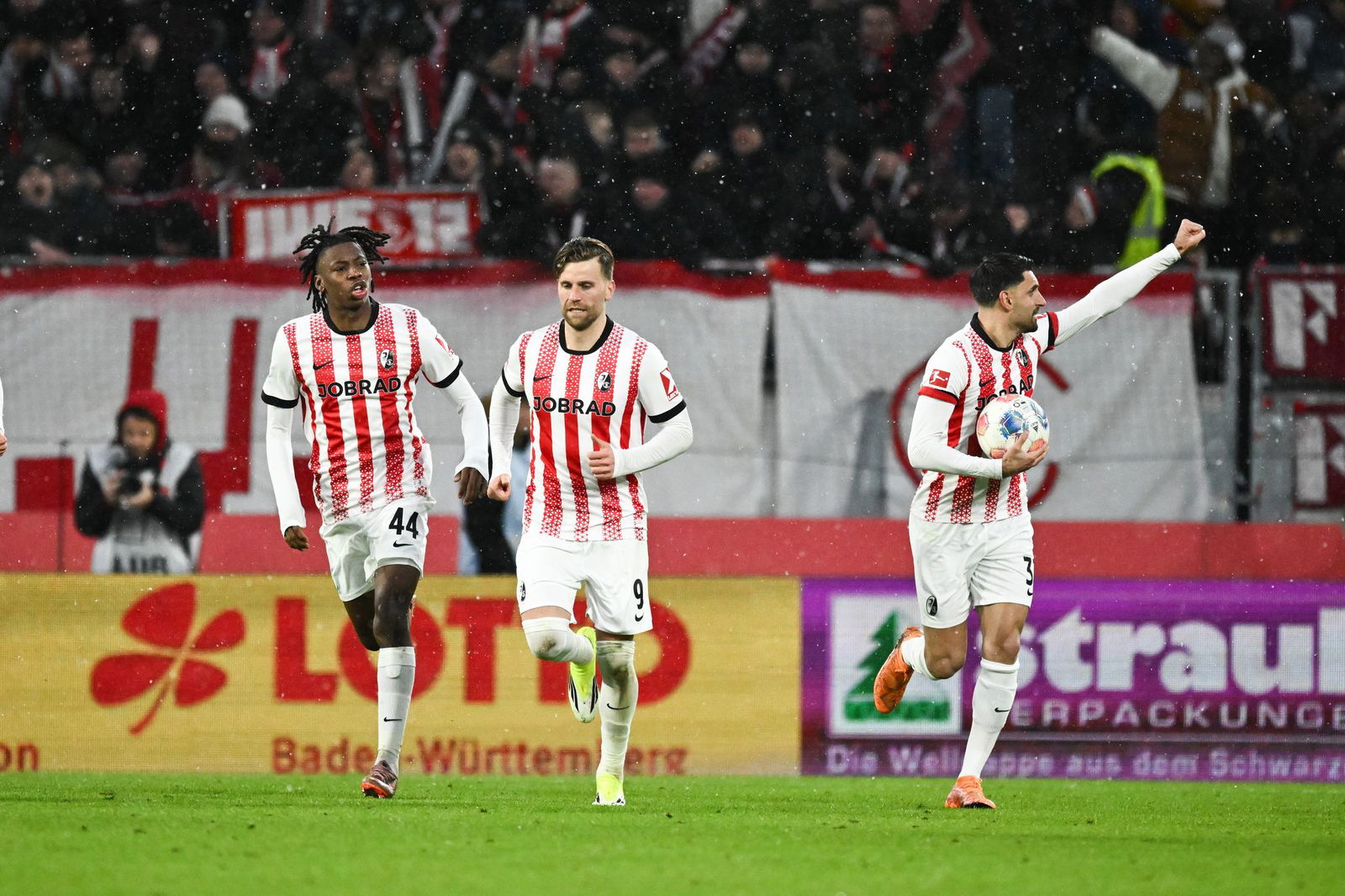 Freiburg bejubelt einen Heimsieg gegen Hamburg