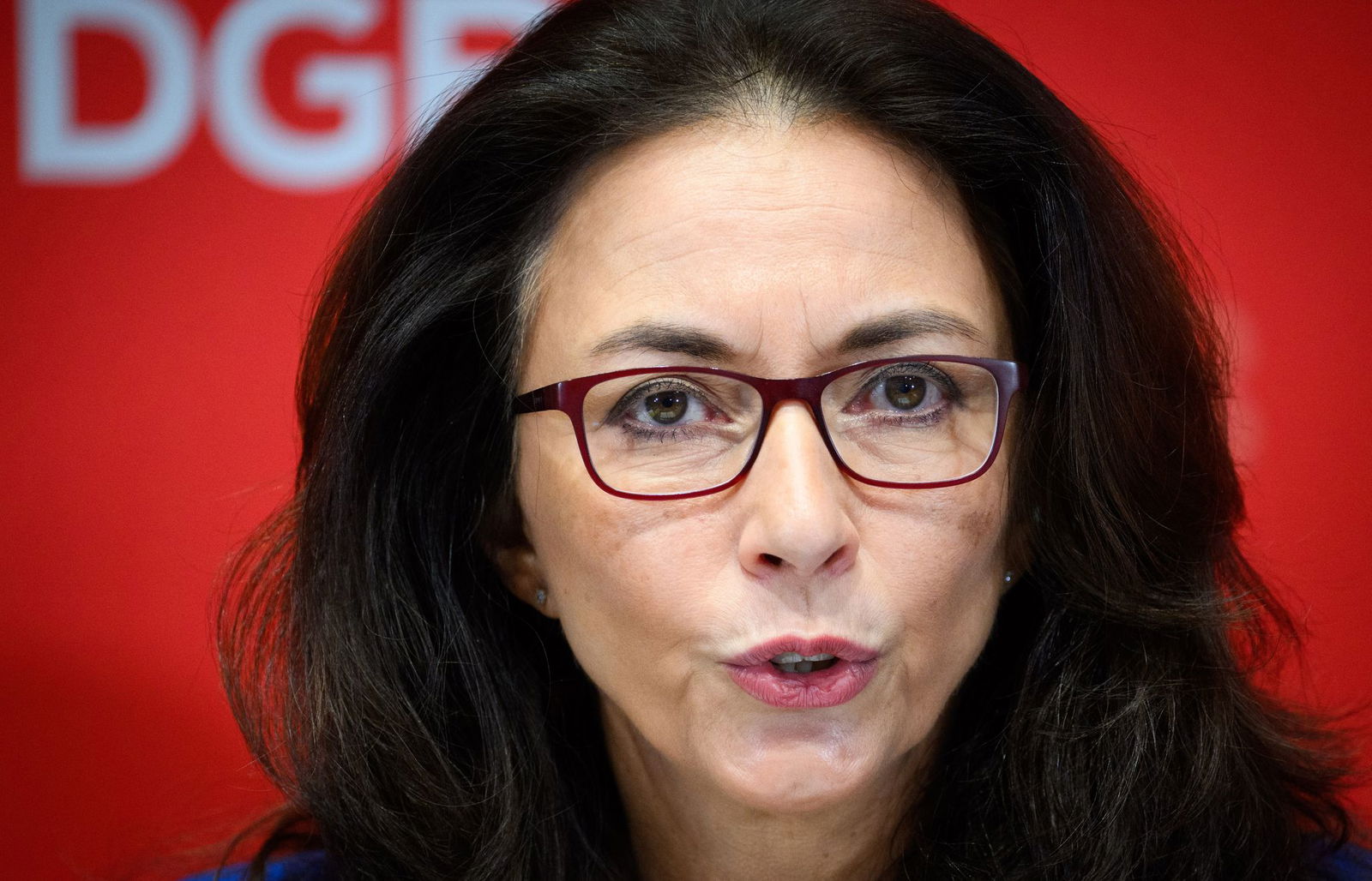 DGB-Chefin Yasmin Fahimi wendet sich strikt gegen Leistungskürzungen der Sozialsysteme.