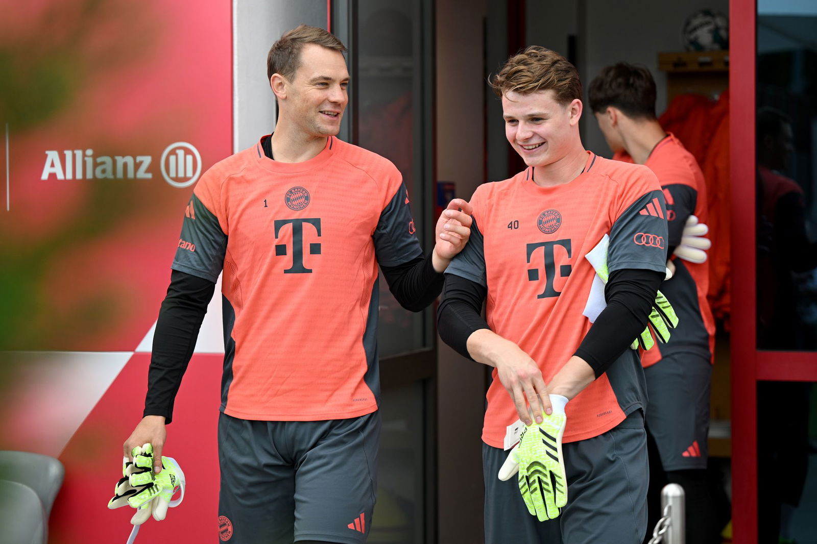 Optimale Torwart-Kombination: Manuel Neuer (l) und Jonas Urbig. (Archivbild)
