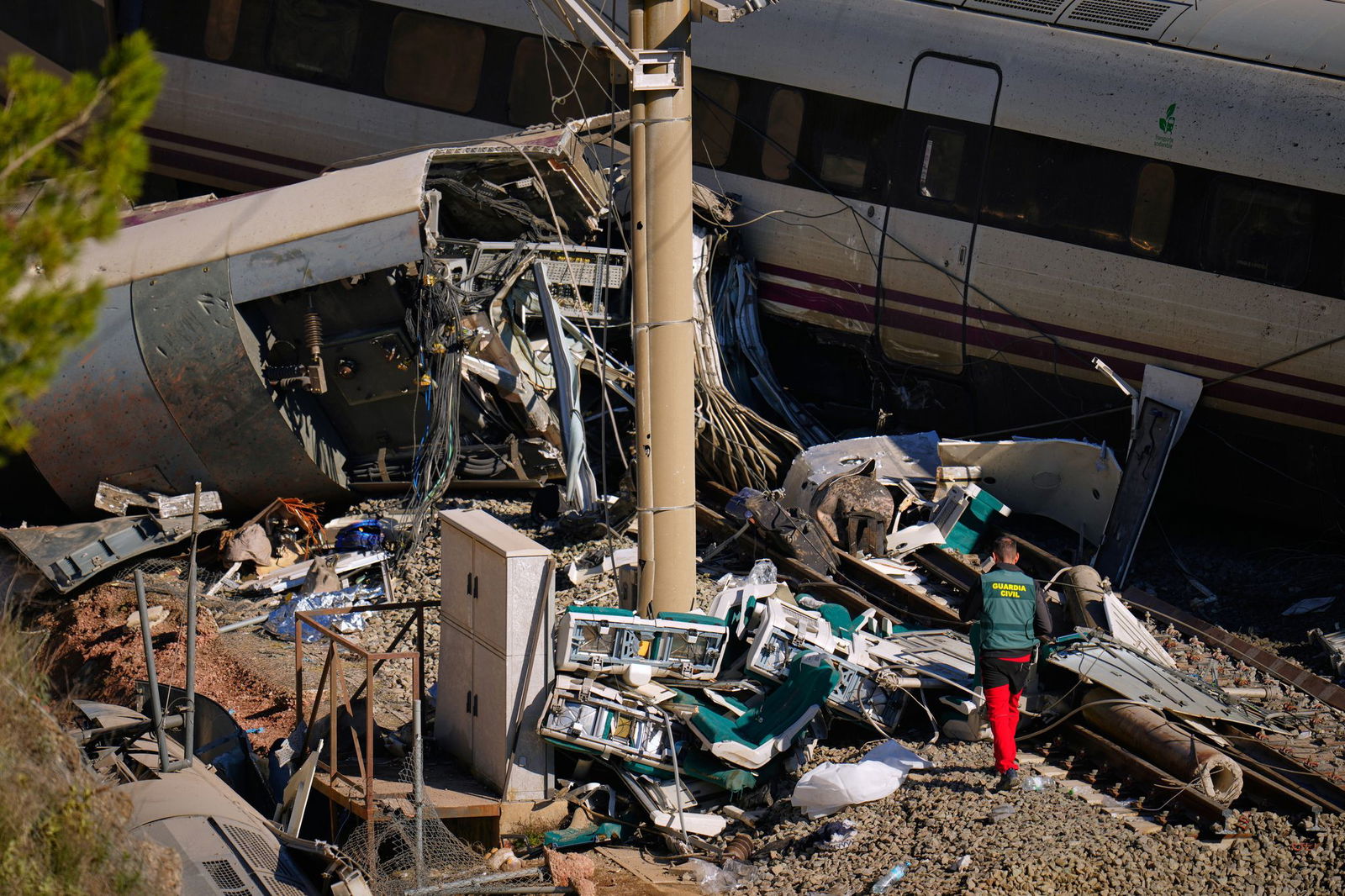 Von einigen Waggons der im Süden Spaniens verunglückten Hochgeschwindigkeitszüge blieben nur Trümmer übrig.