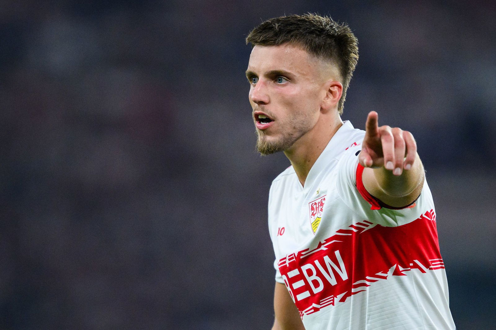 Da geht's in die Europa League: VfB-Stürmer Demirovic übernimmt in Rom wieder den Platz von Mittelfeldspieler Nartey.