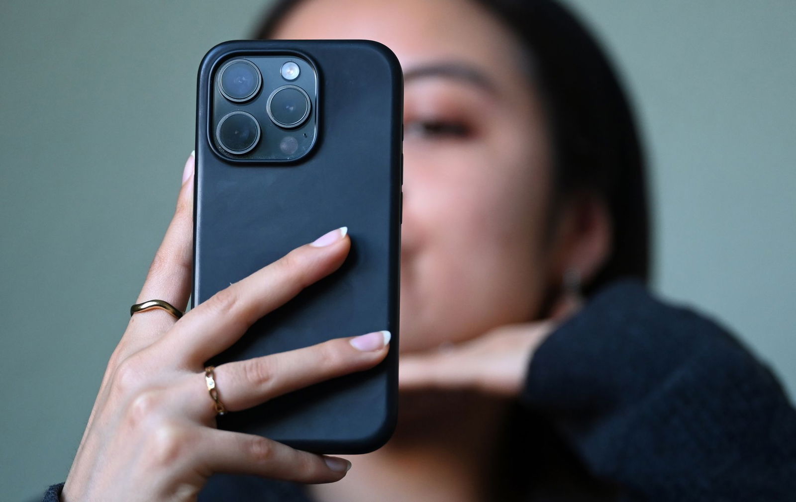 Ein Selfie für die nächste Instagram-Story - das könnte für Kinder- und Jugendliche bis zu einer bestimmten Altersgrenze künftig tabu sein. (Symbolbild)