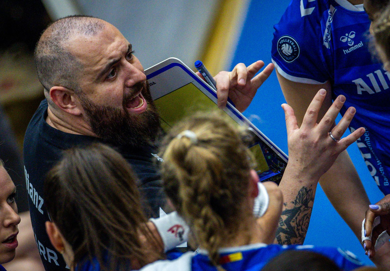 Aus im Europacup: Stuttgarts Volleyballerinnen und ihr Trainer Konstantin Bitter.