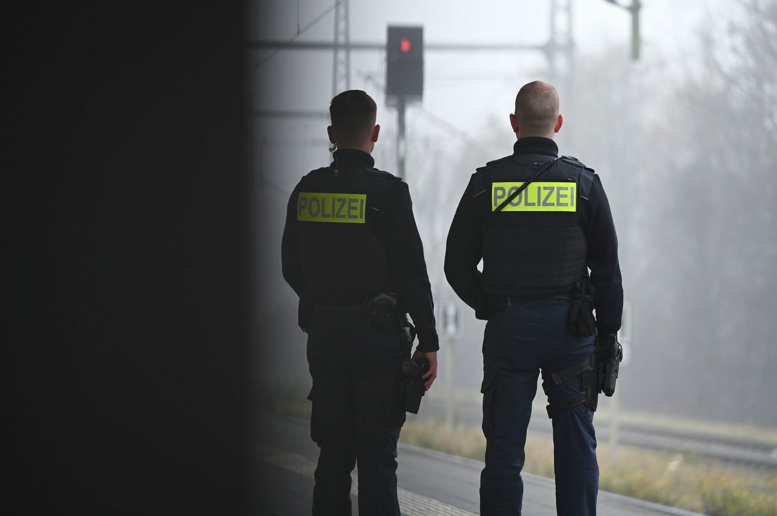 Bei einer Kontrolle erwischte die Polizei fünf Menschen, die über die Gleise laufen wollten. (Symbolbild)