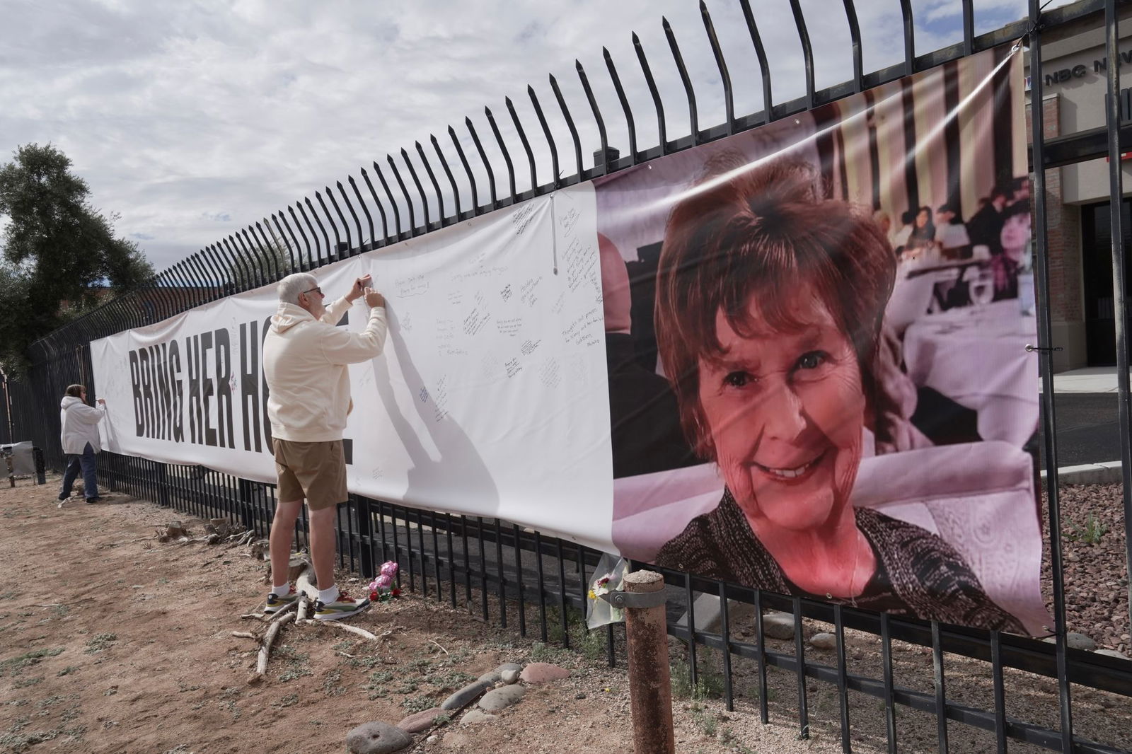 Mit Plakaten versuchen Anwohner die Suche nach der verschwundenen Seniorin Nancy Guthrie in Tuscon, Arizona, zu unterstützen. 