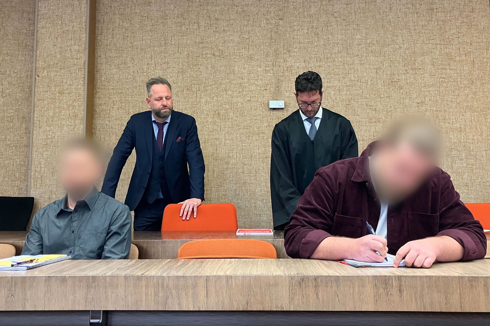 Die beiden Angeklagten schwiegen zunächst.