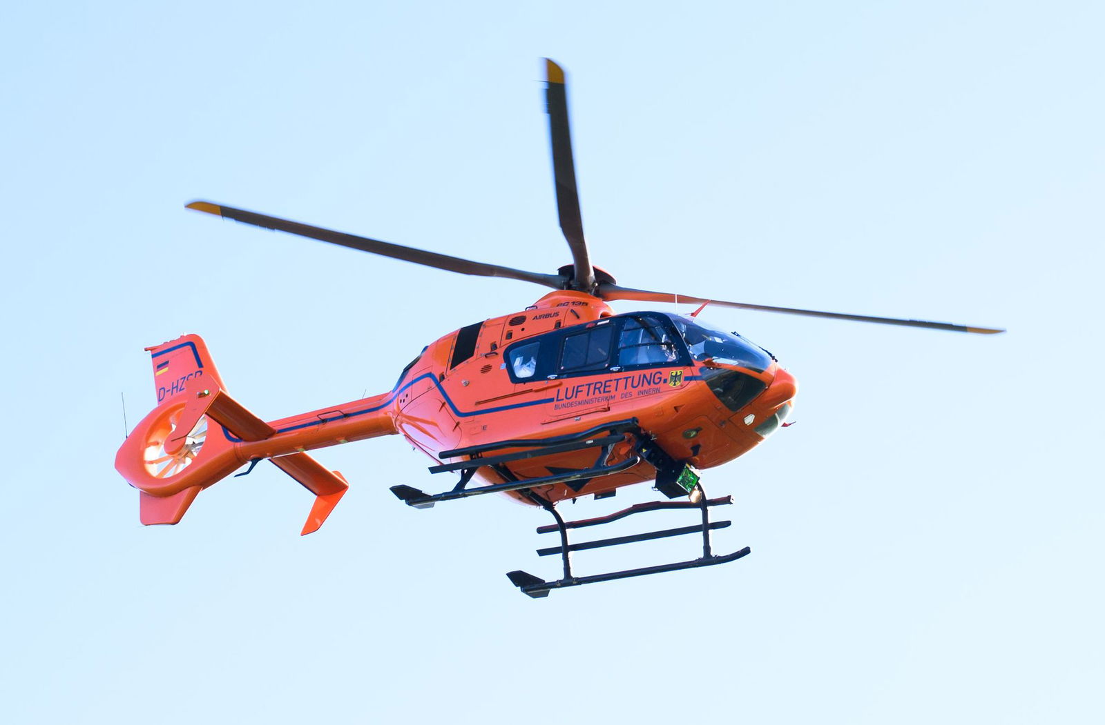 Auch ein Rettungshubschrauber war im Einsatz. Der Autofahrer konnte aber nicht mehr gerettet werden. (Symbolbild)
